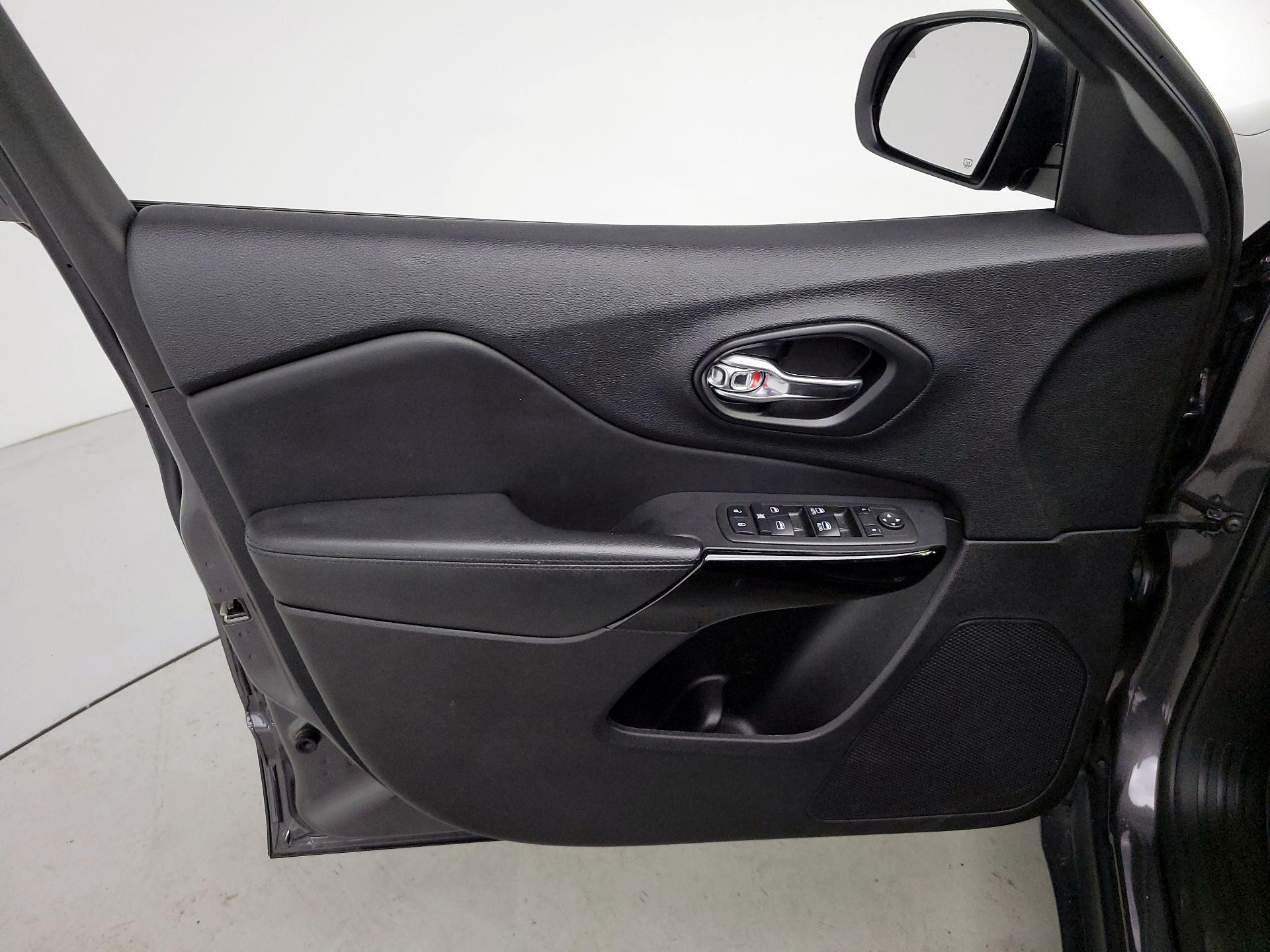 Thumbnail: 2021 Jeep Cherokee - 12