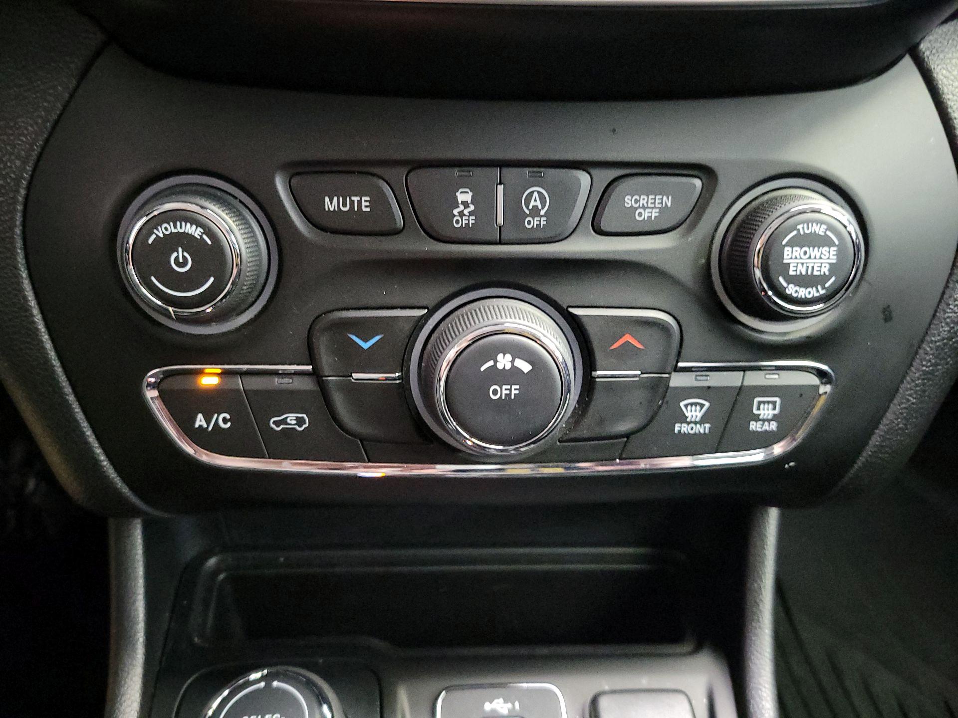 Thumbnail: 2021 Jeep Cherokee - 16