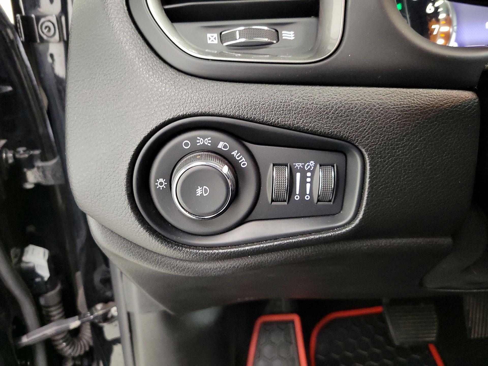 Thumbnail: 2018 Jeep Renegade - 13