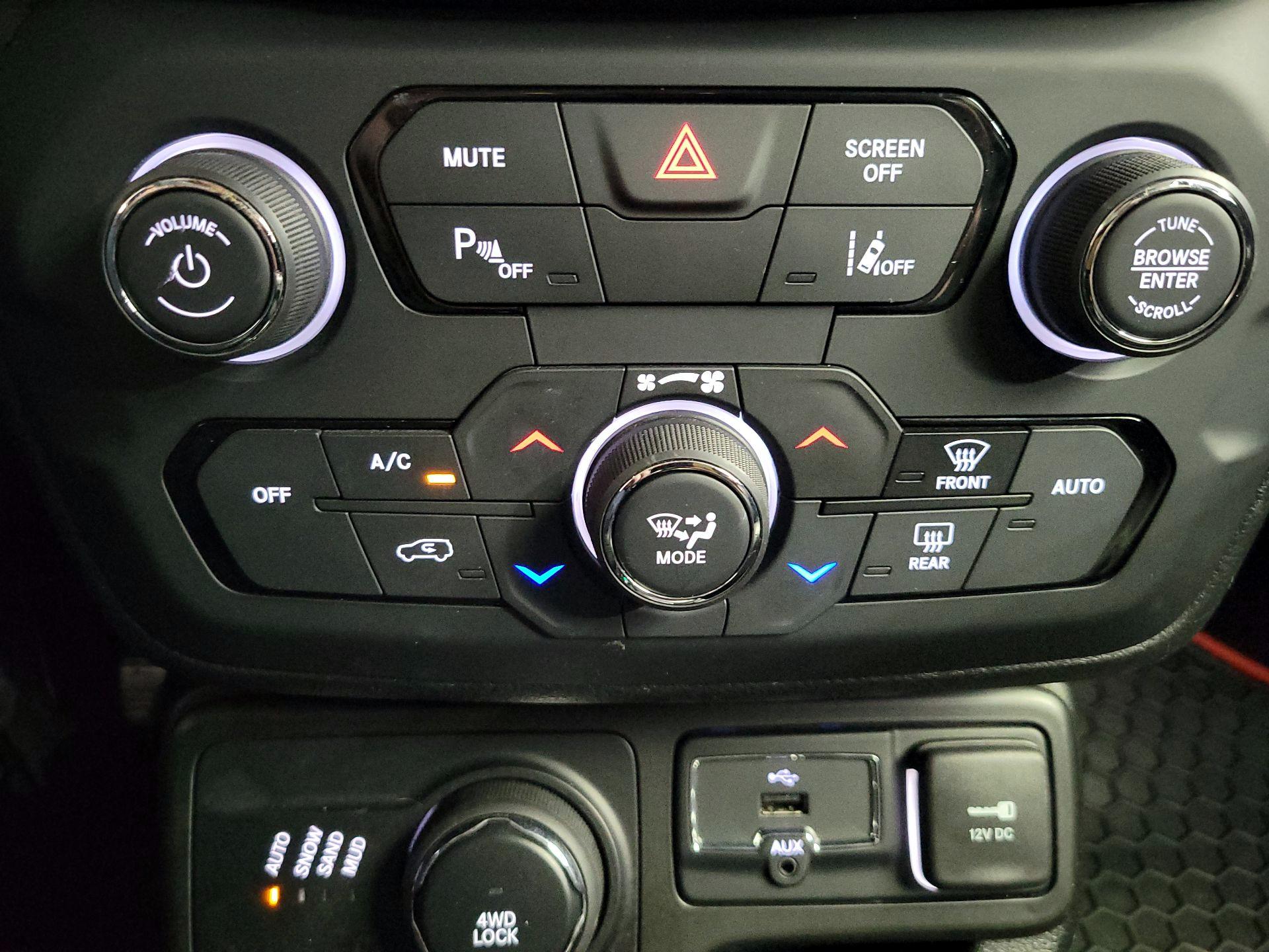 Thumbnail: 2018 Jeep Renegade - 17