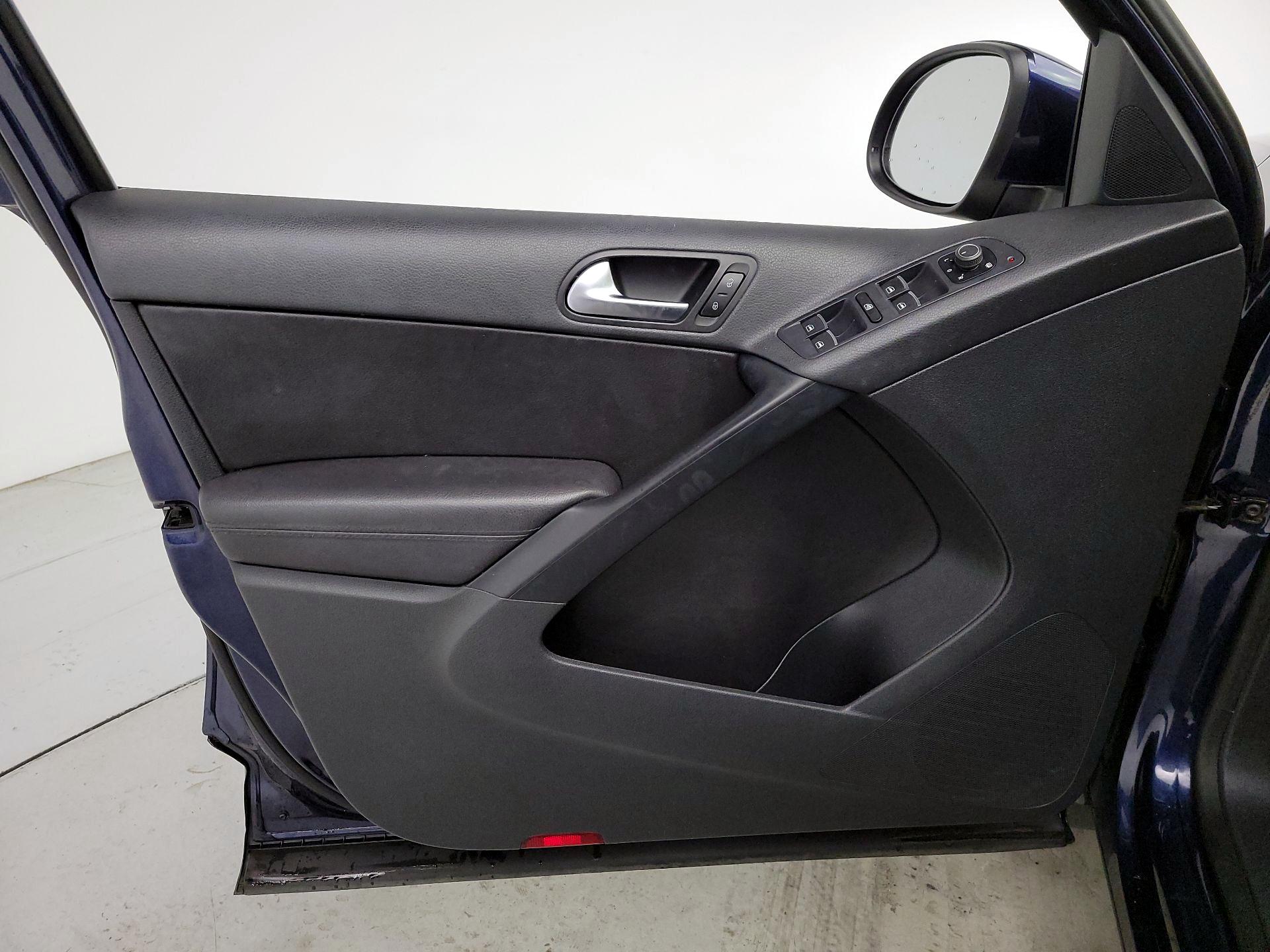 Thumbnail: 2016 Volkswagen Tiguan - 12