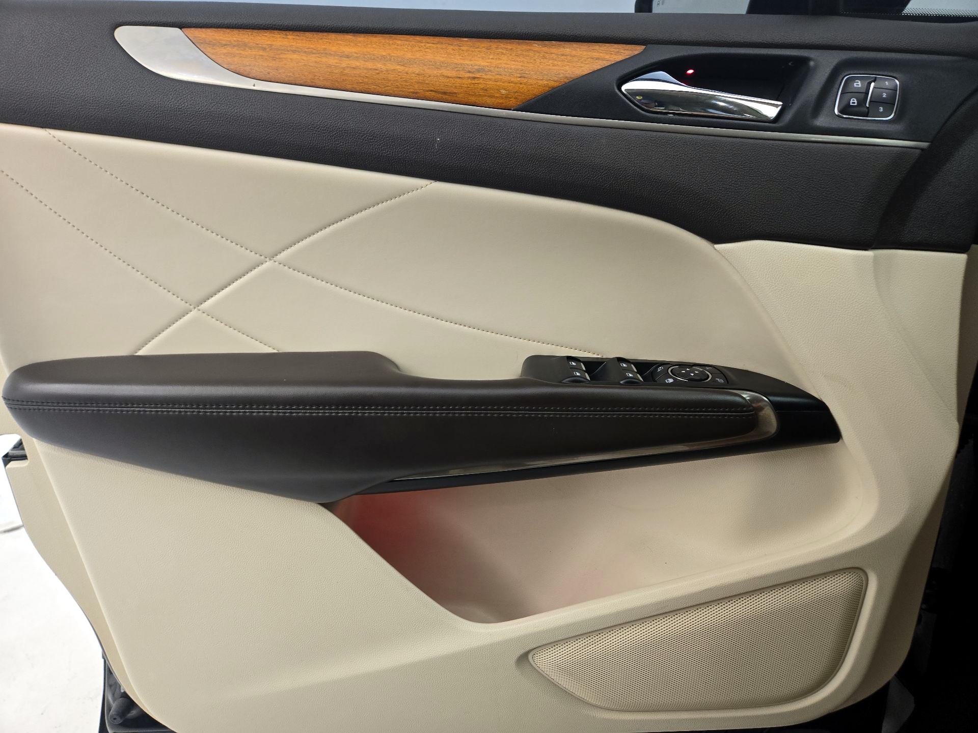 Thumbnail: 2016 Lincoln MKC - 12