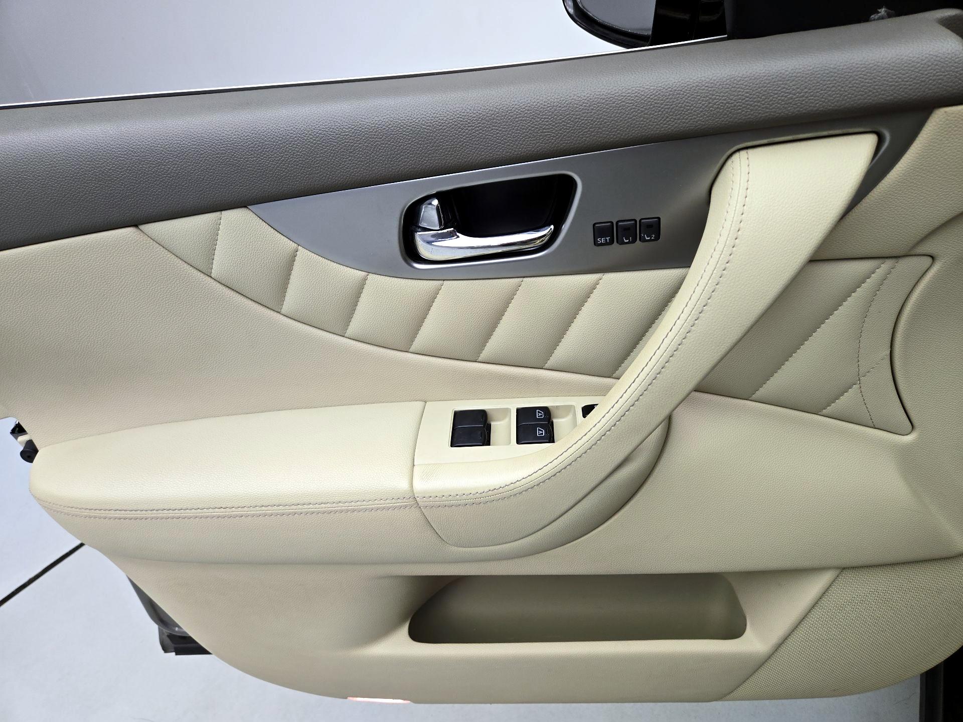 Thumbnail: 2014 INFINITI QX70 - 12