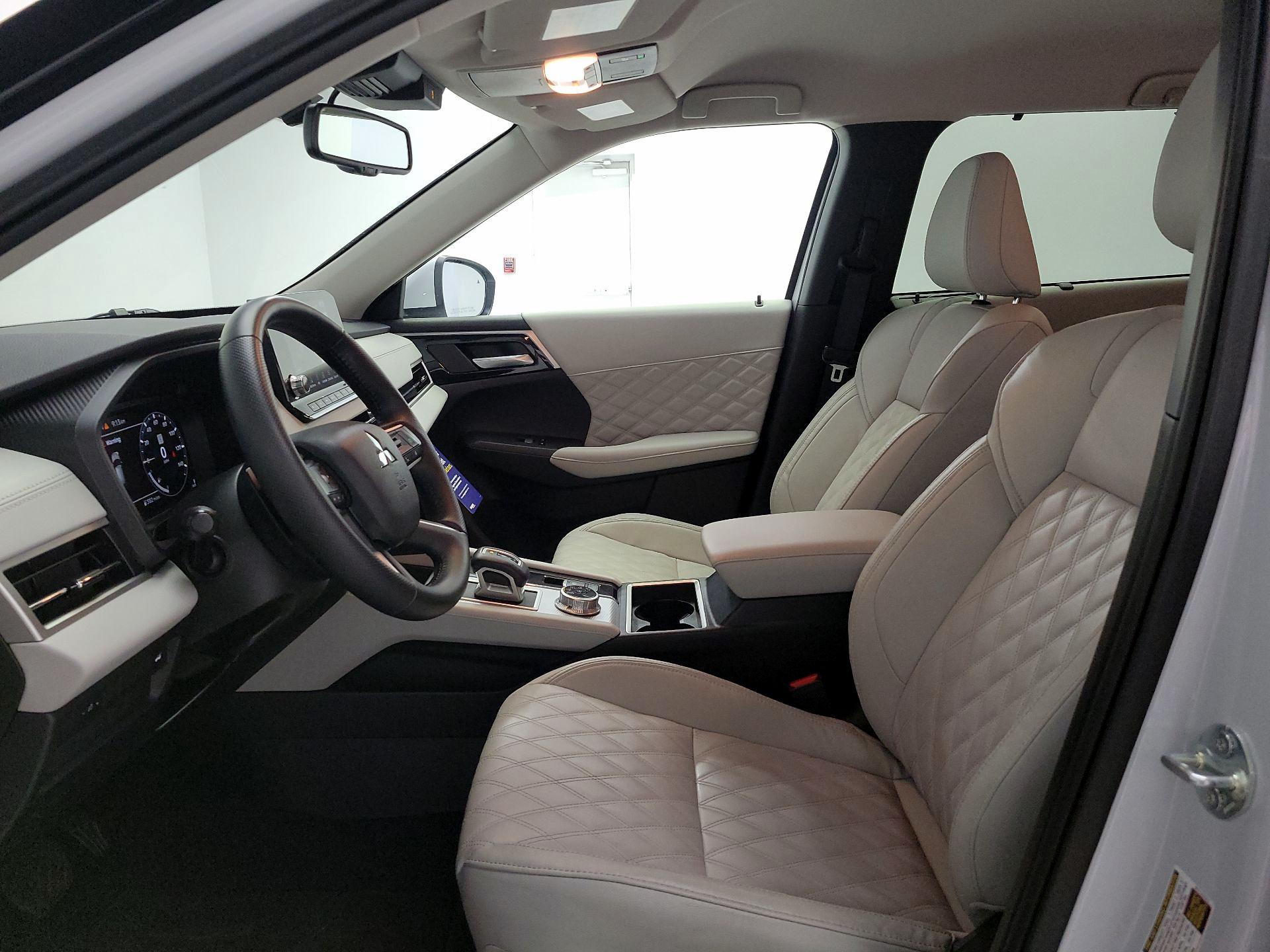 Thumbnail: 2024 Mitsubishi Outlander - 11