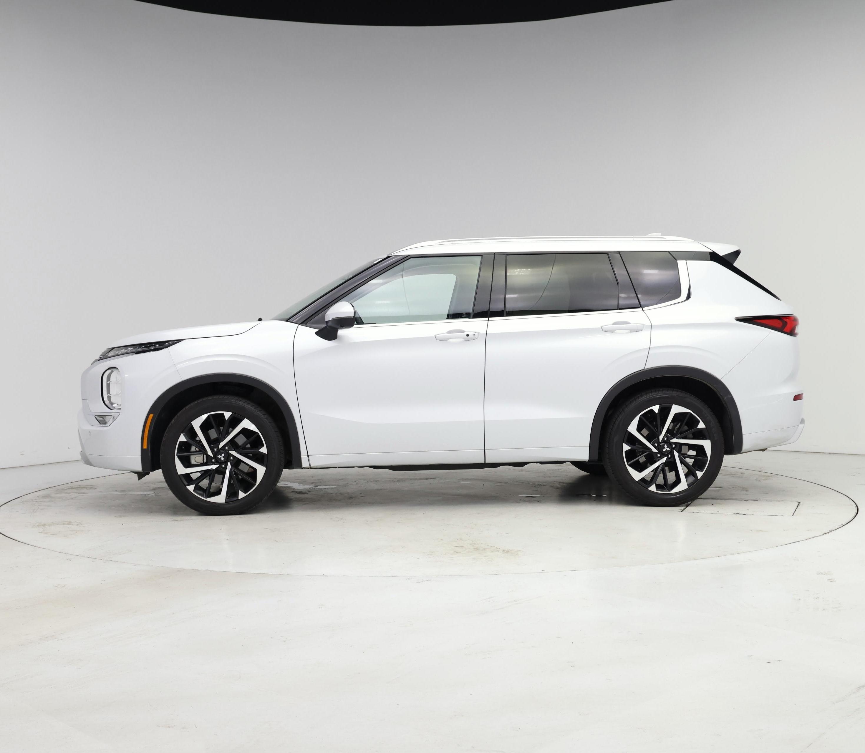 Thumbnail: 2024 Mitsubishi Outlander - 3