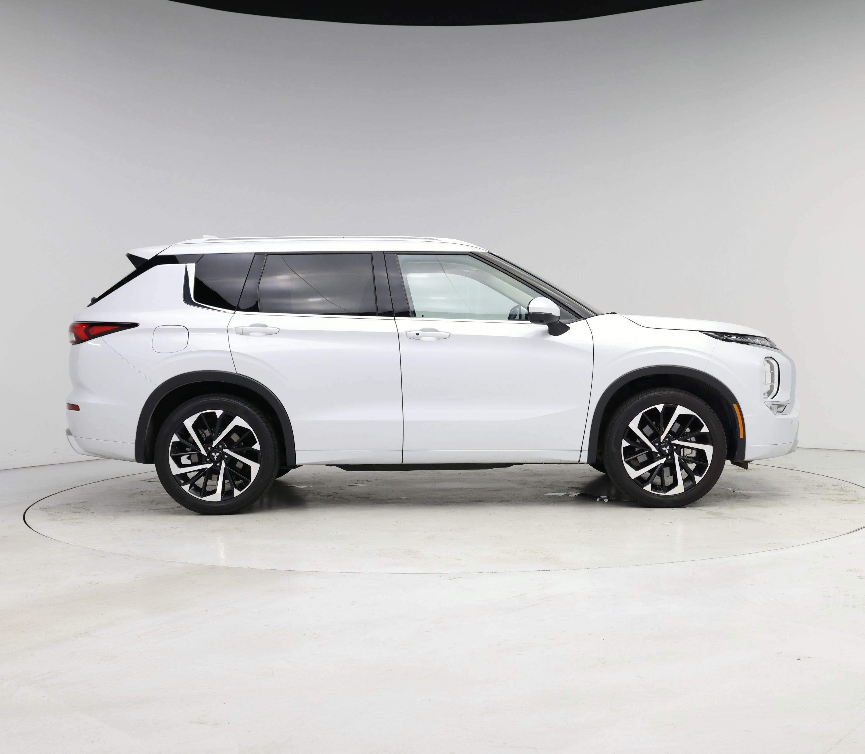 Thumbnail: 2024 Mitsubishi Outlander - 7