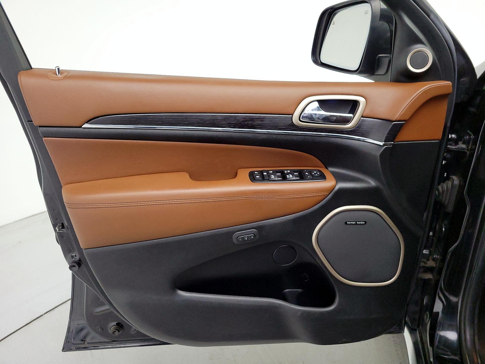 Thumbnail: 2015 Jeep Grand Cherokee - 12