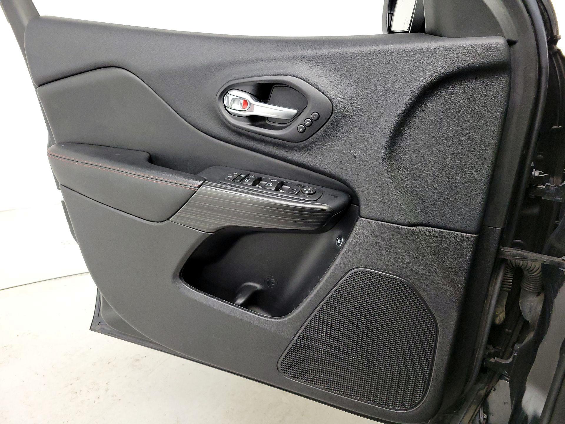 Thumbnail: 2016 Jeep Cherokee - 12