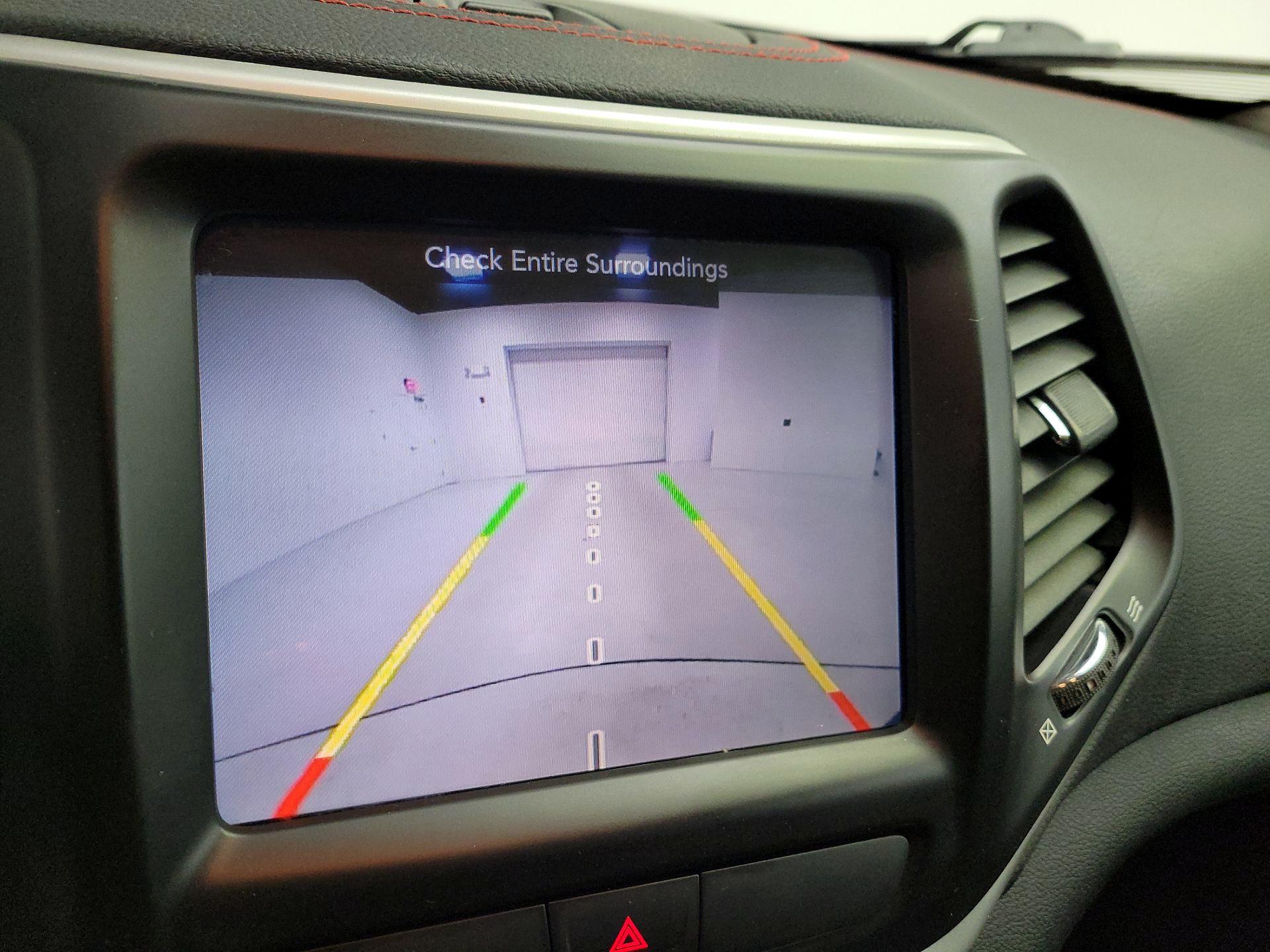 Thumbnail: 2016 Jeep Cherokee - 14