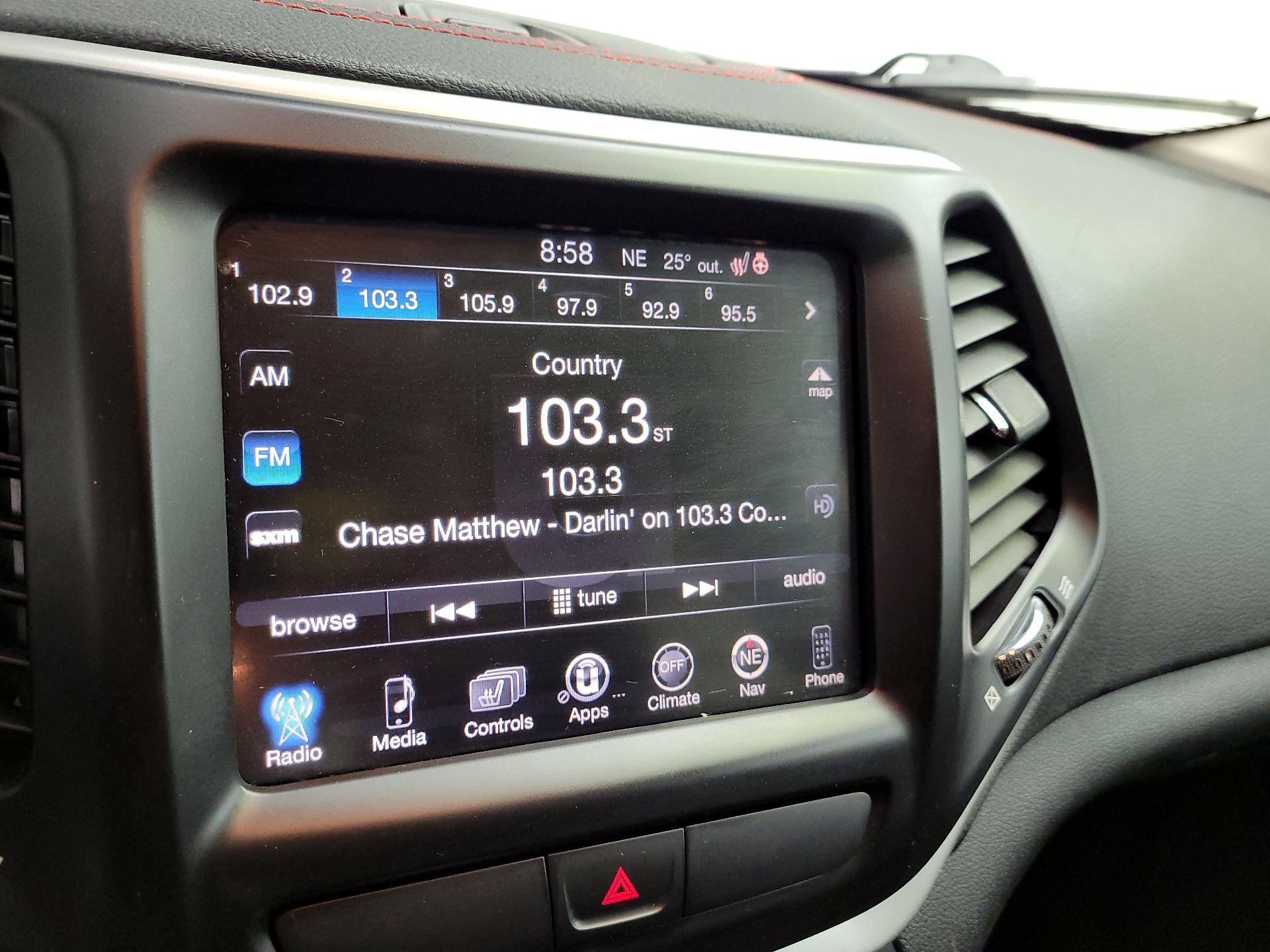 Thumbnail: 2016 Jeep Cherokee - 15