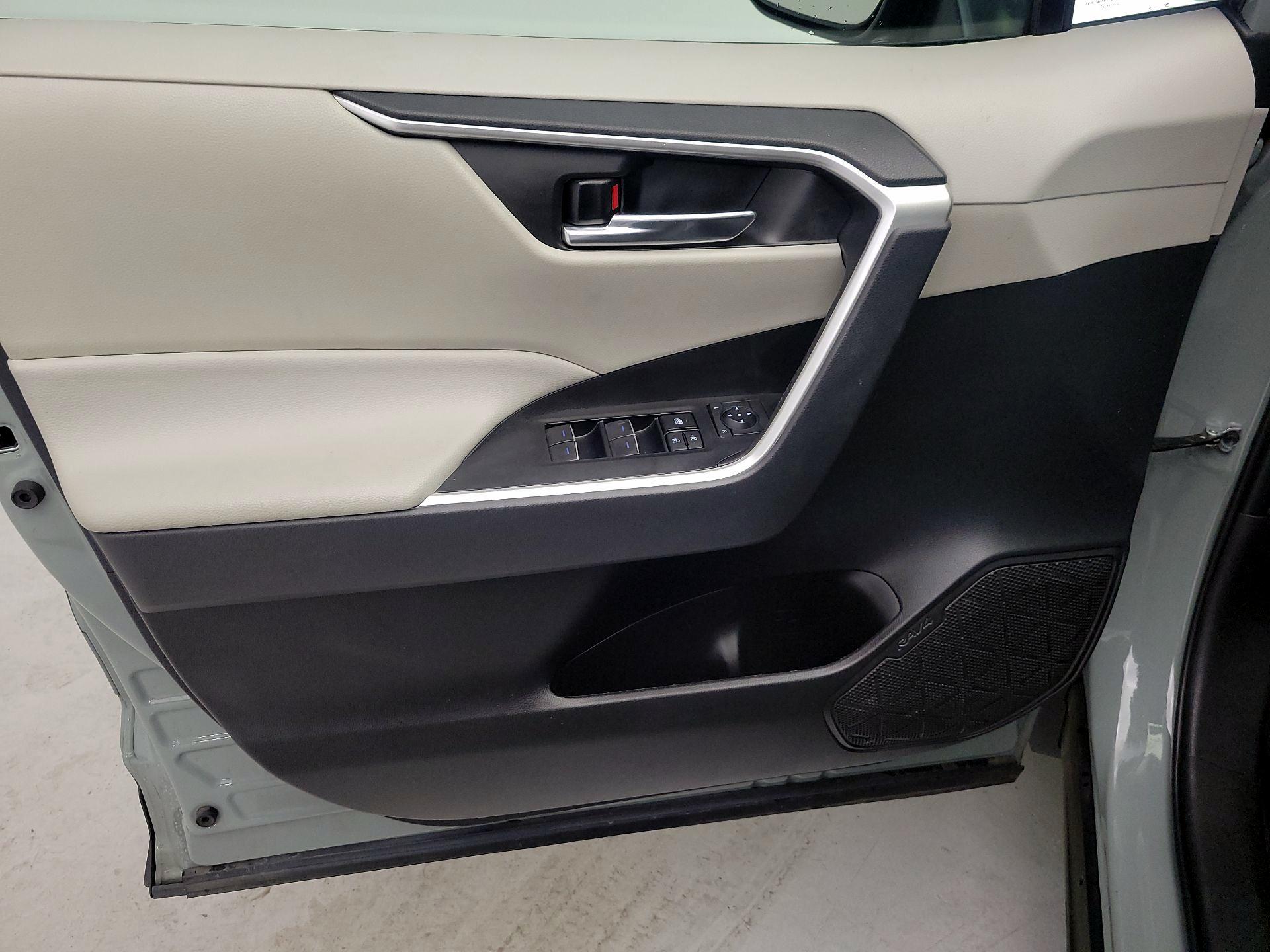 Thumbnail: 2022 Toyota RAV4 - 12