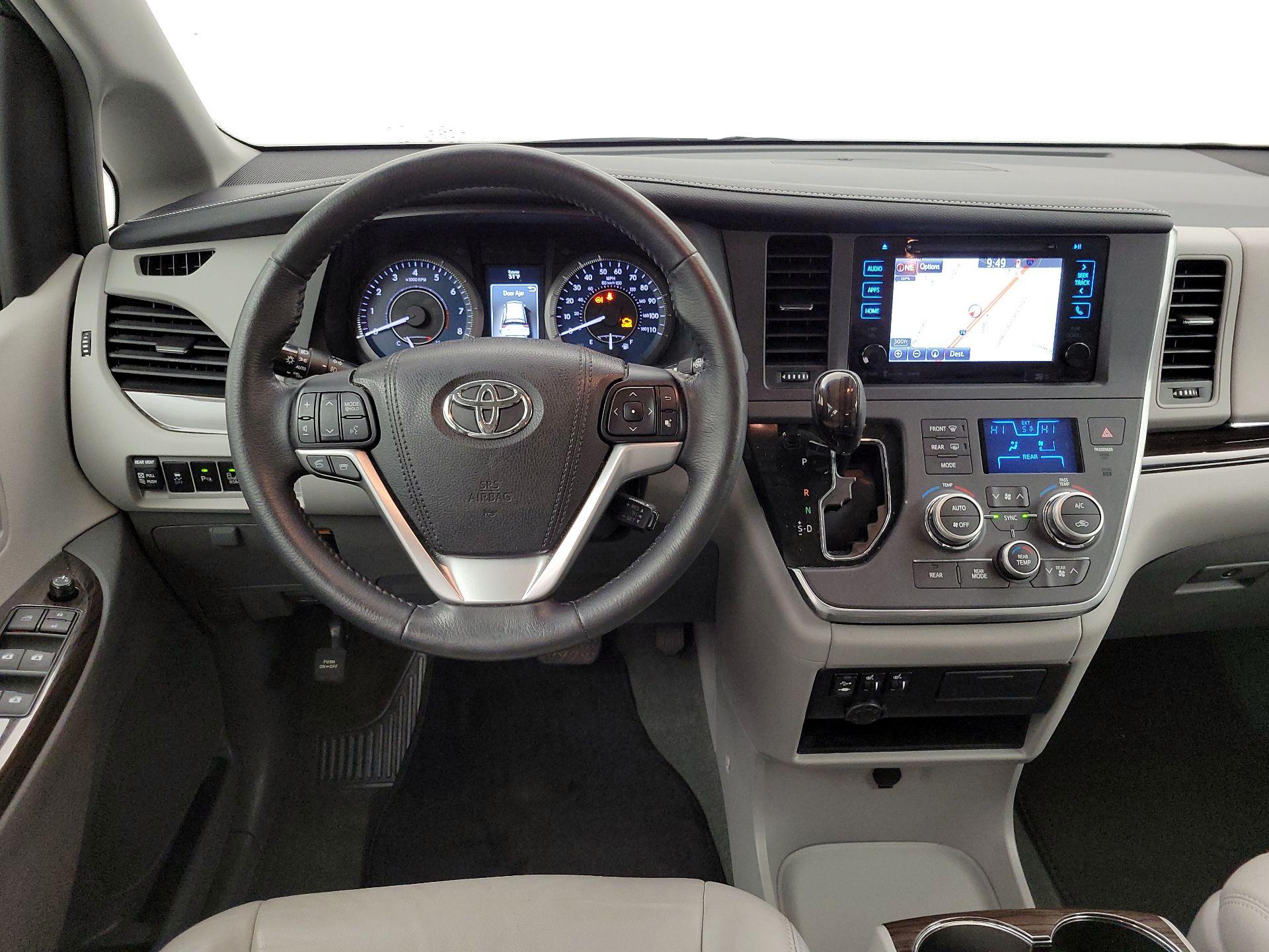 Thumbnail: 2017 Toyota Sienna - 10