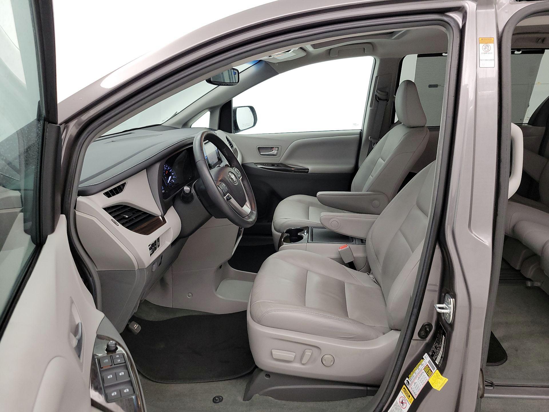 Thumbnail: 2017 Toyota Sienna - 11