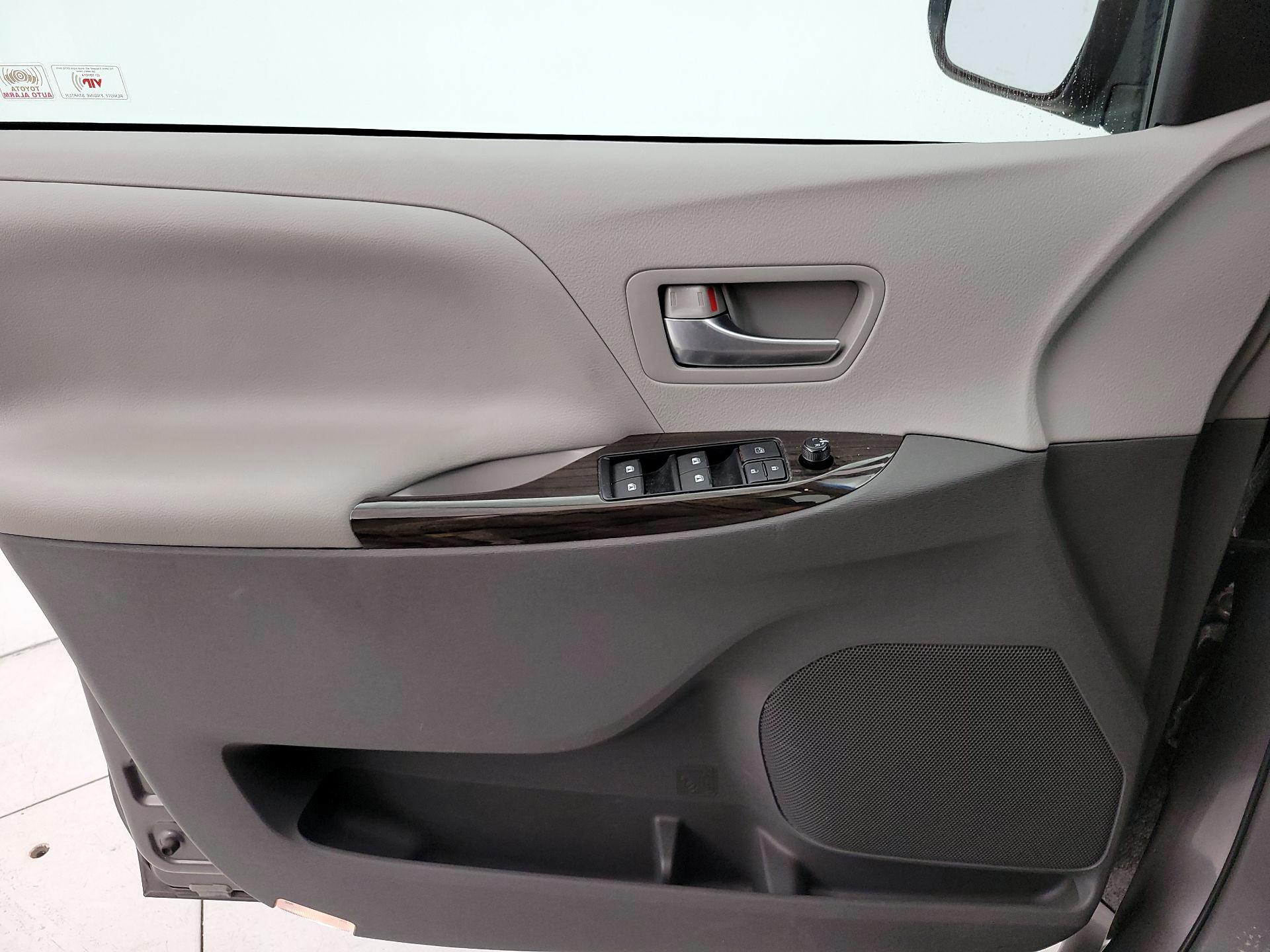 Thumbnail: 2017 Toyota Sienna - 12