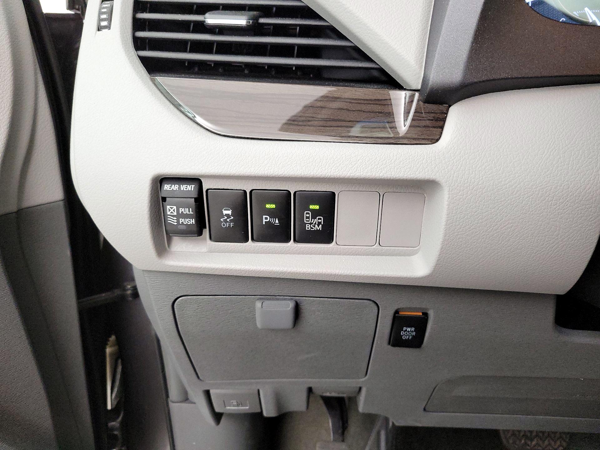 Thumbnail: 2017 Toyota Sienna - 13