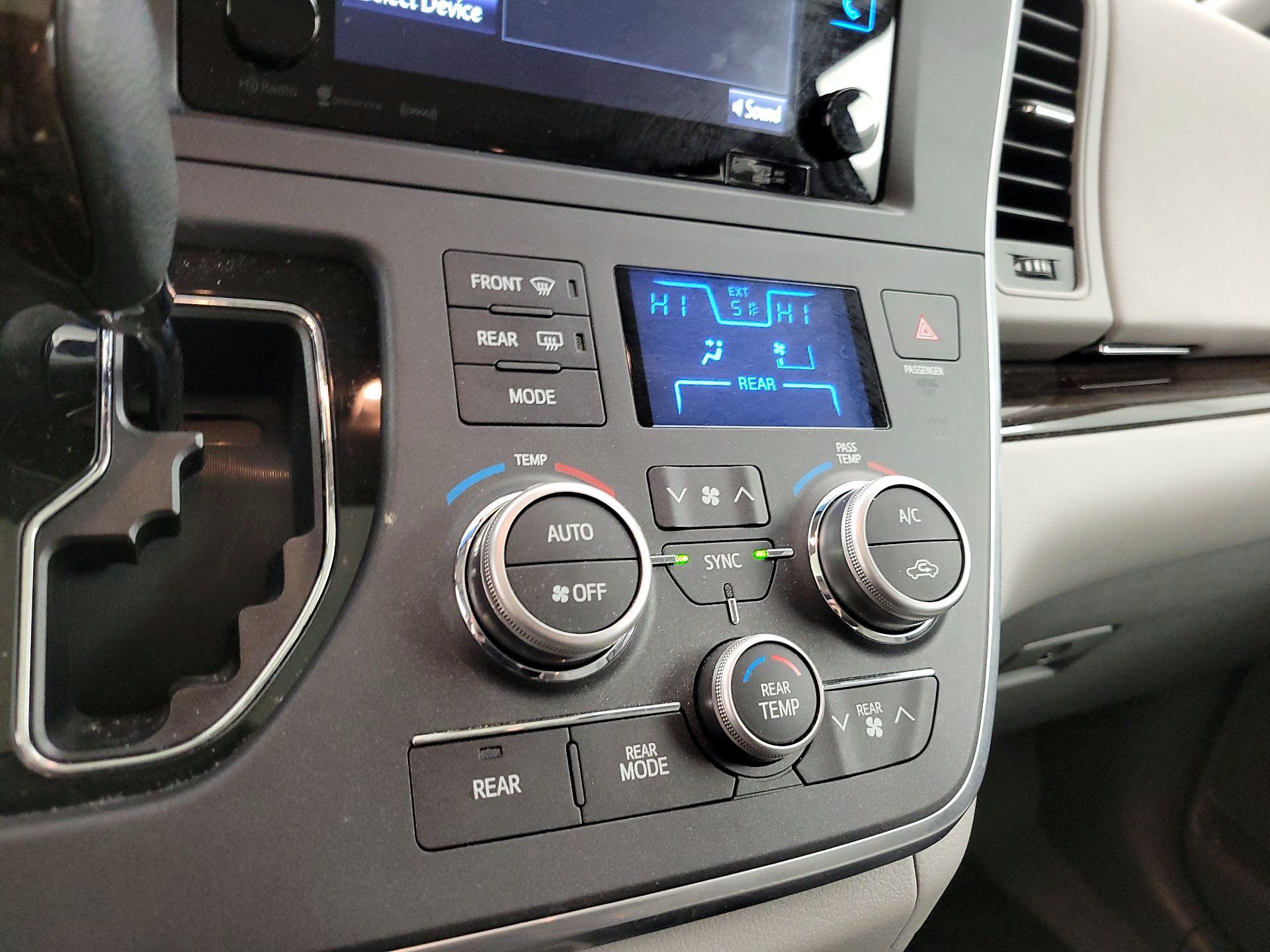 Thumbnail: 2017 Toyota Sienna - 17