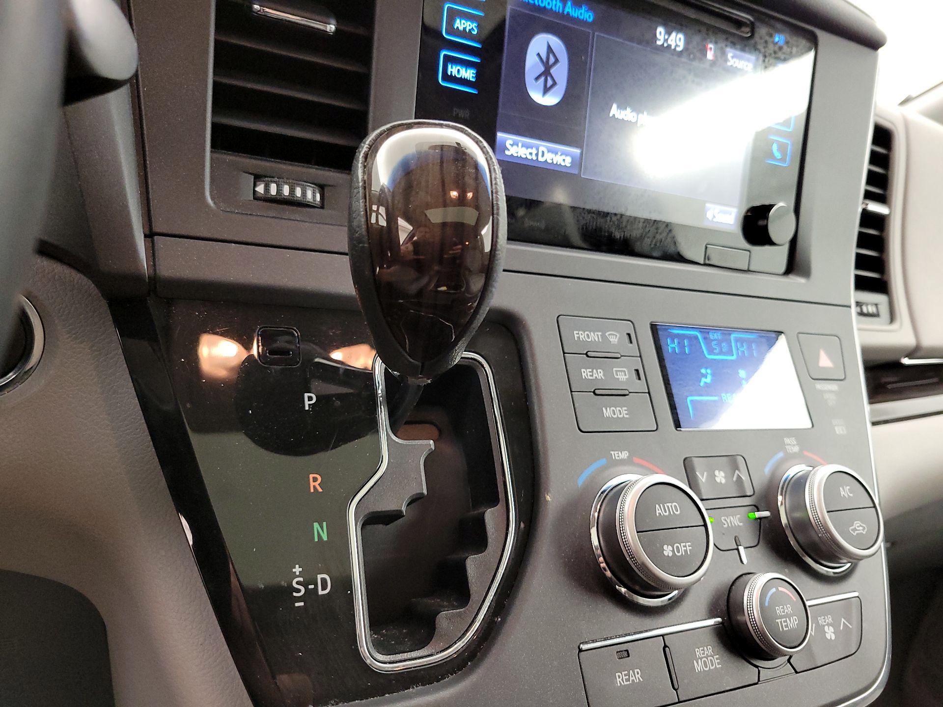 Thumbnail: 2017 Toyota Sienna - 18