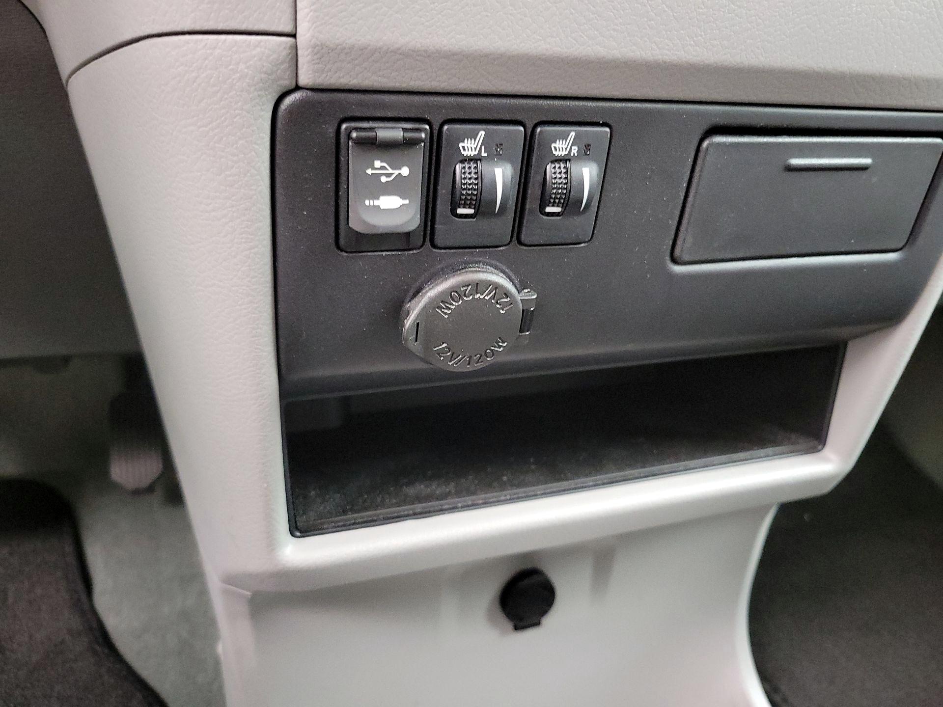 Thumbnail: 2017 Toyota Sienna - 19