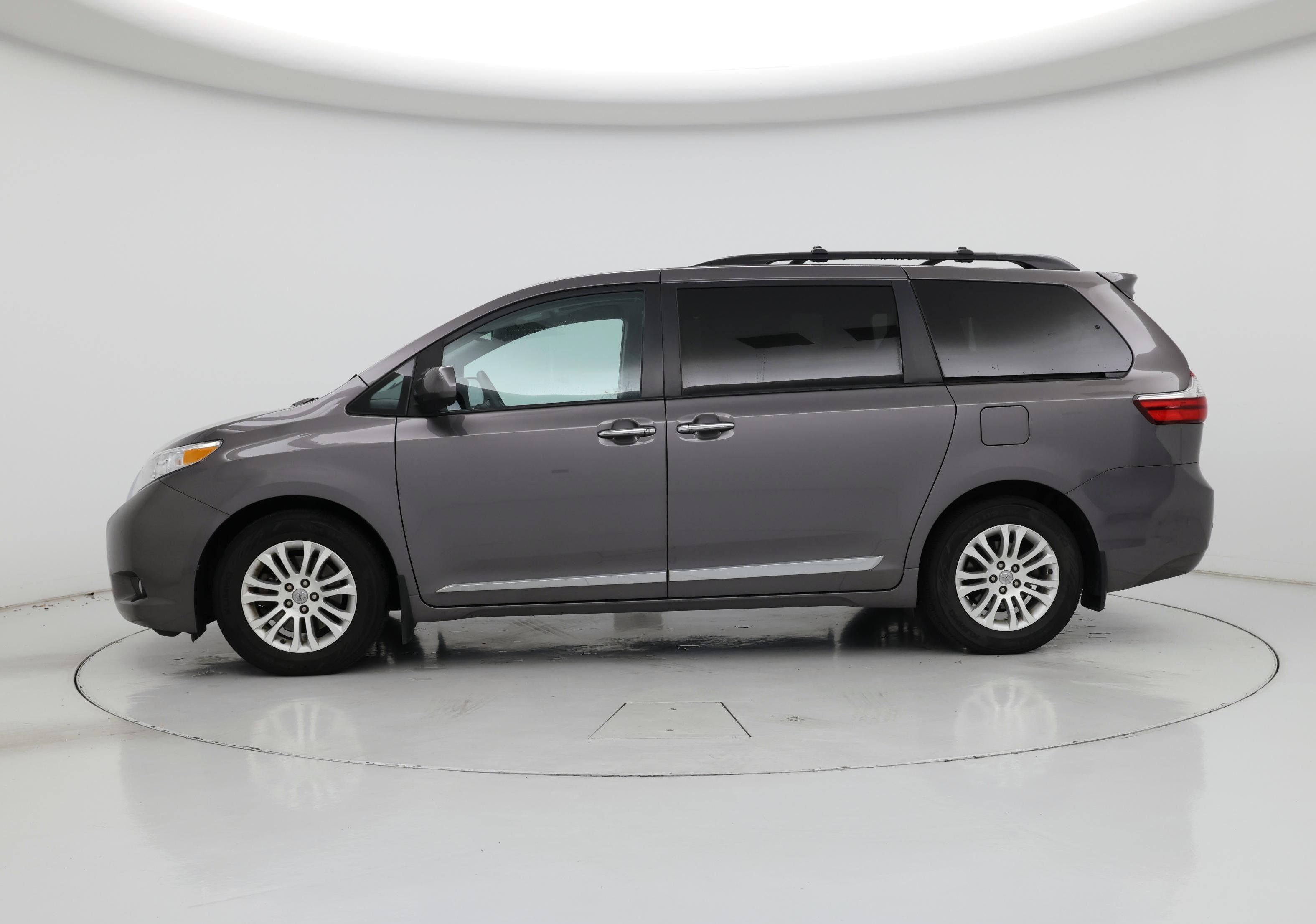 Thumbnail: 2017 Toyota Sienna - 3