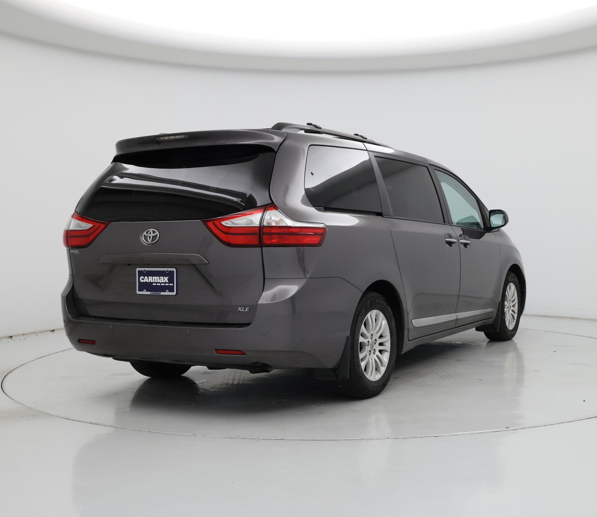 Thumbnail: 2017 Toyota Sienna - 8