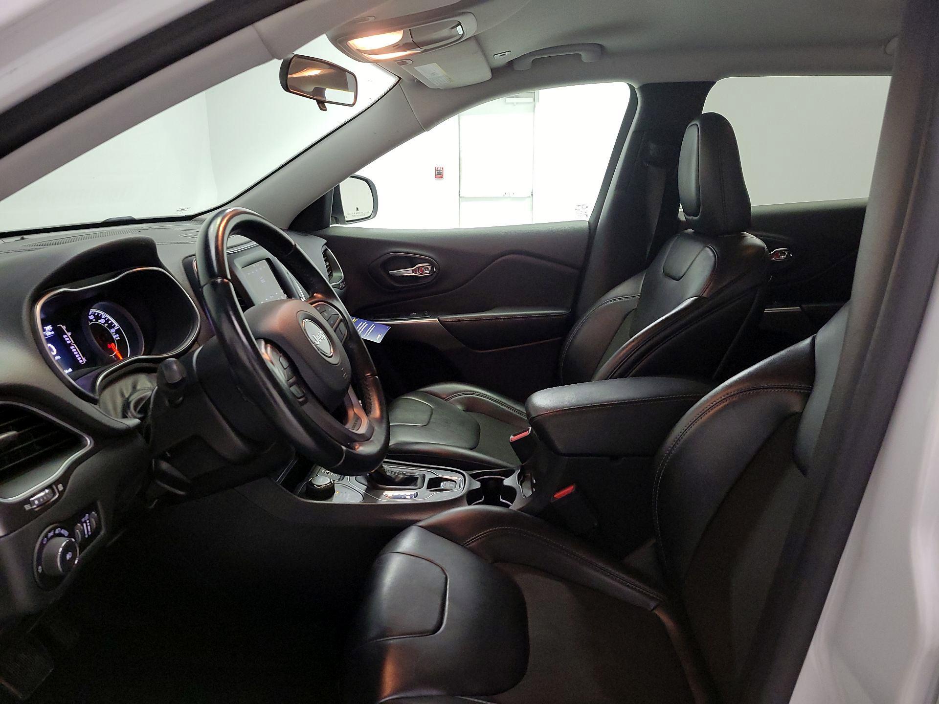 Thumbnail: 2019 Jeep Cherokee - 11