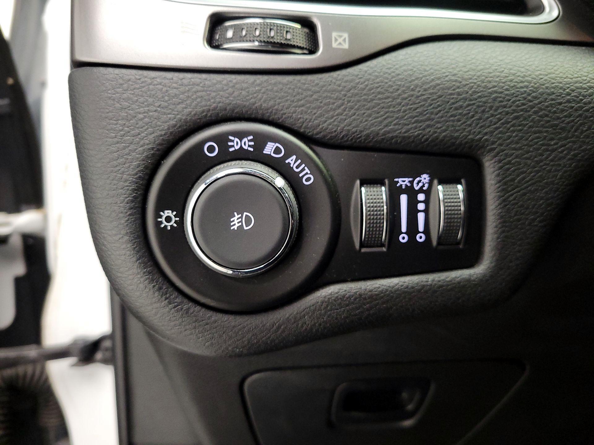 Thumbnail: 2019 Jeep Cherokee - 13