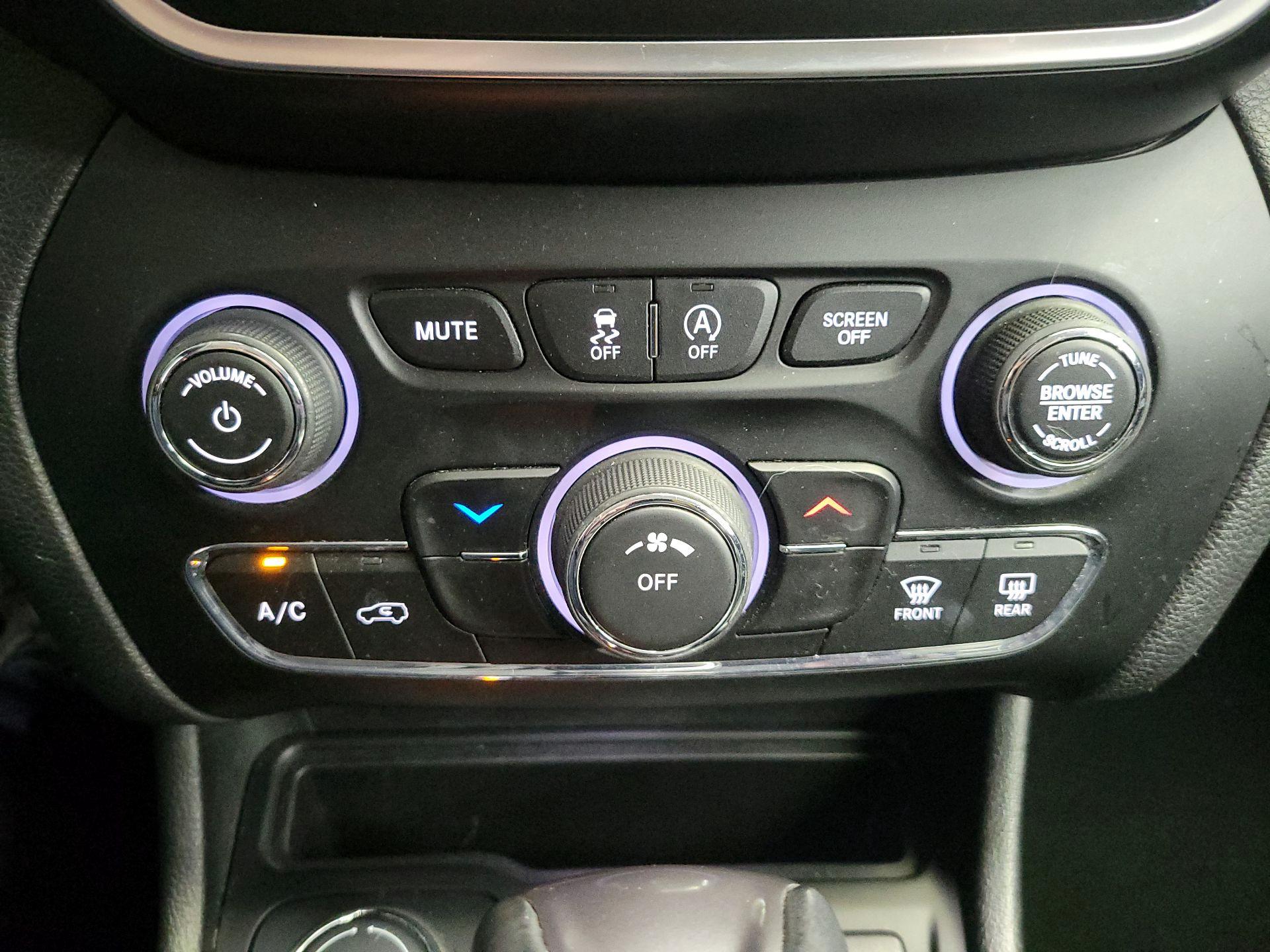 Thumbnail: 2019 Jeep Cherokee - 16