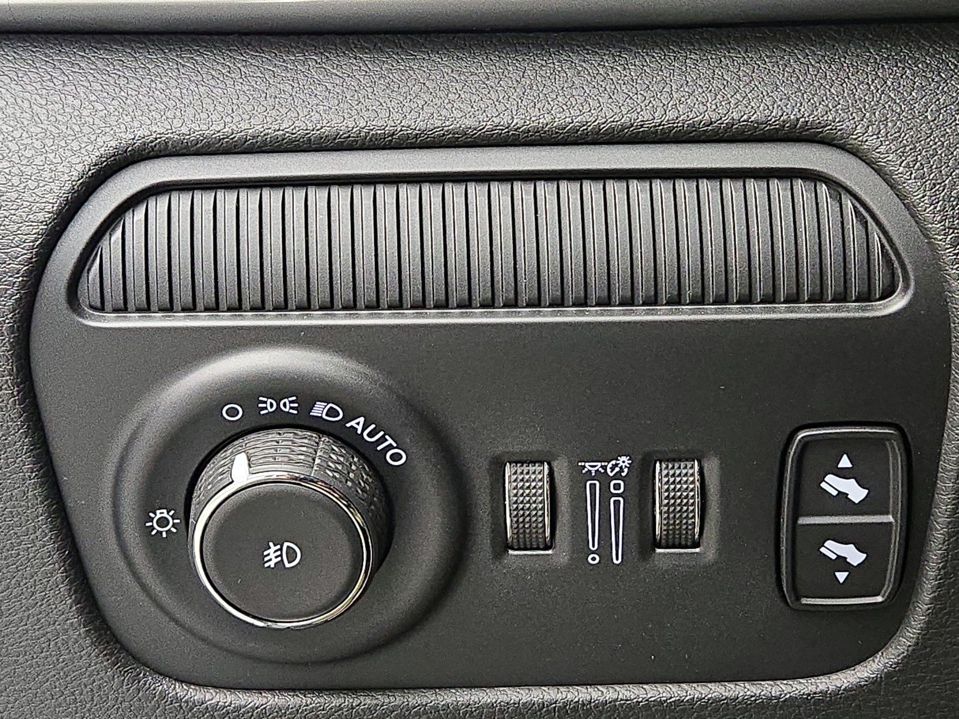 Thumbnail: 2023 Jeep Wagoneer - 13