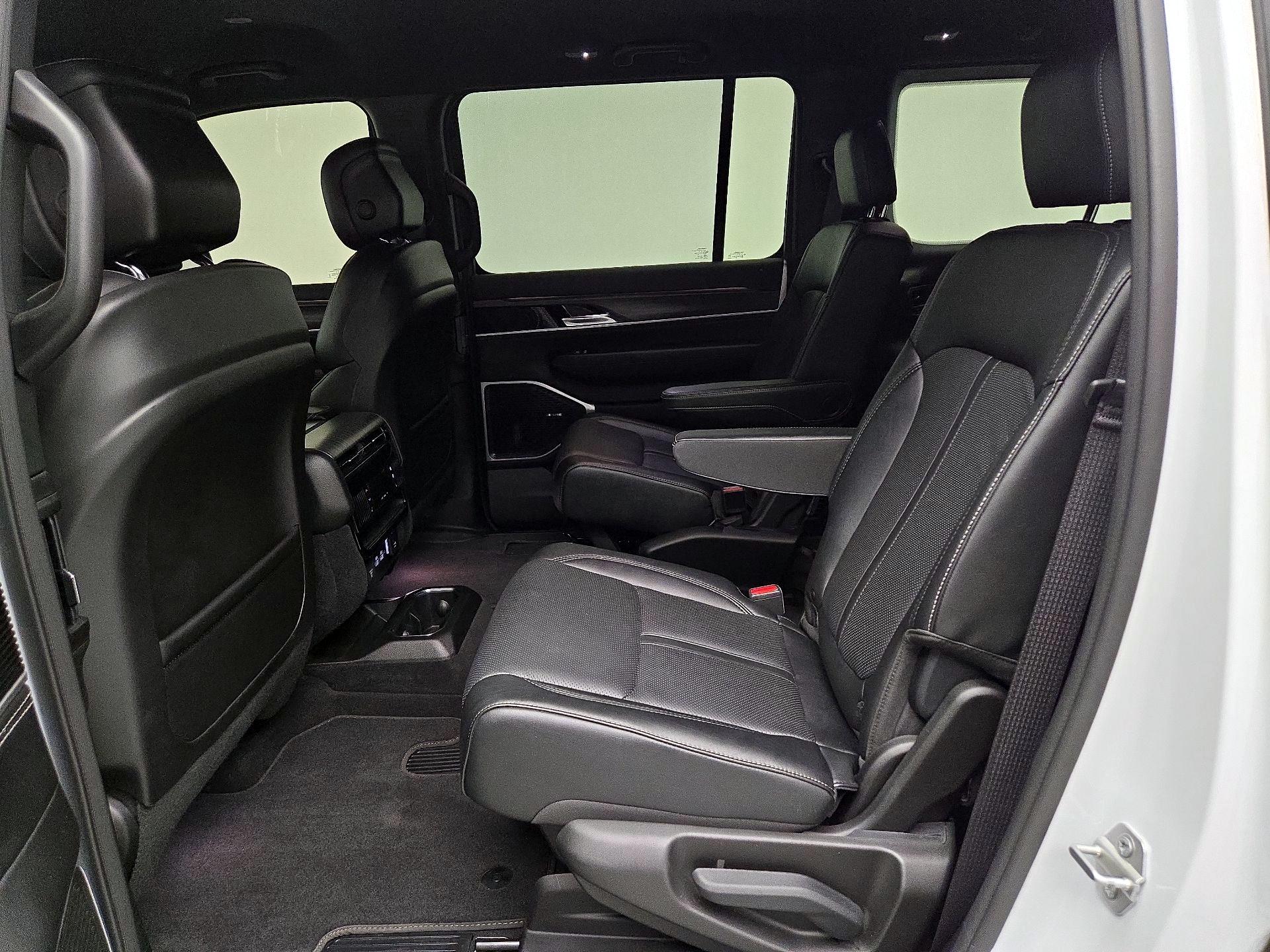 Thumbnail: 2023 Jeep Wagoneer - 20