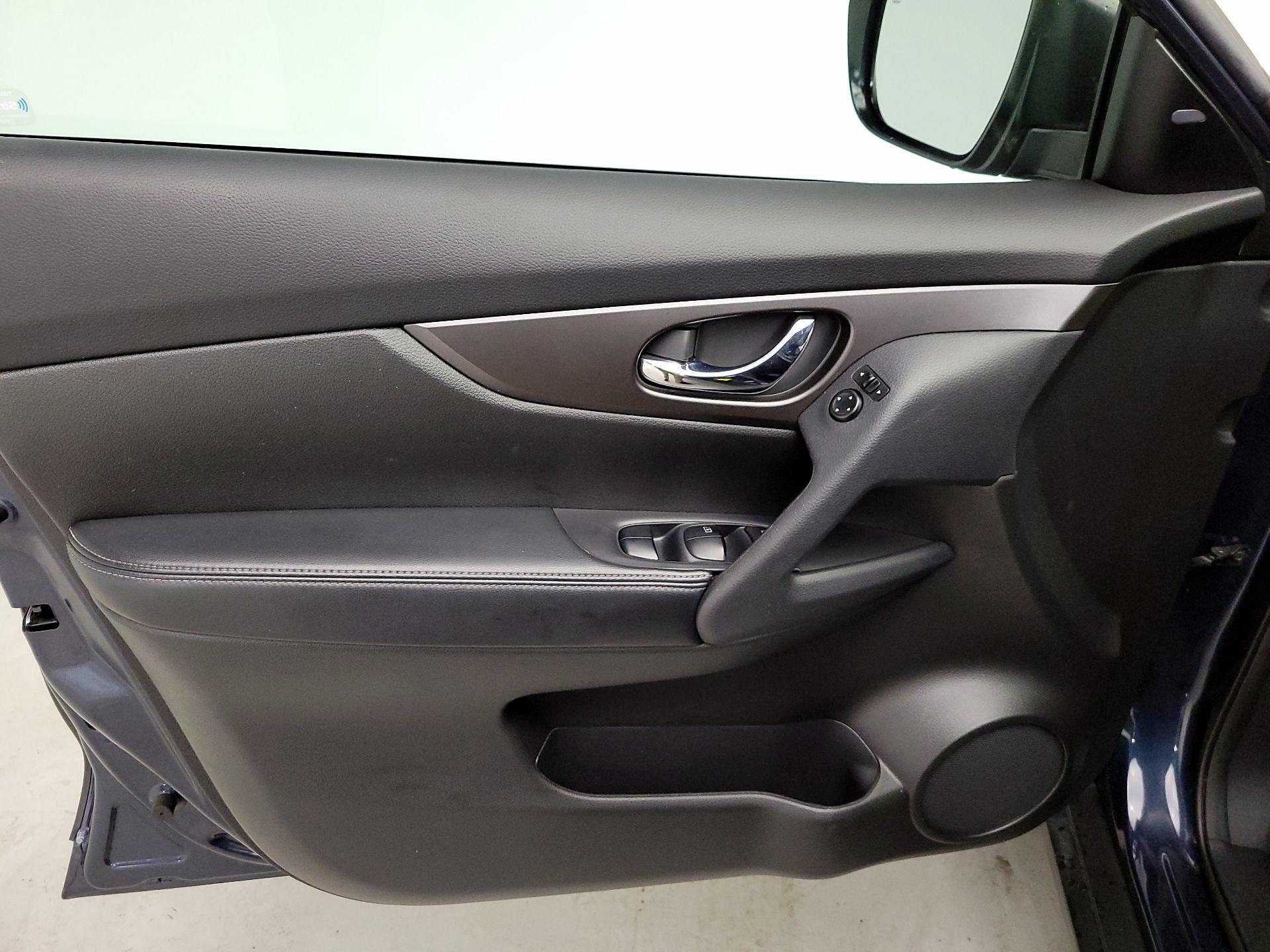 Thumbnail: 2015 Nissan Rogue - 12