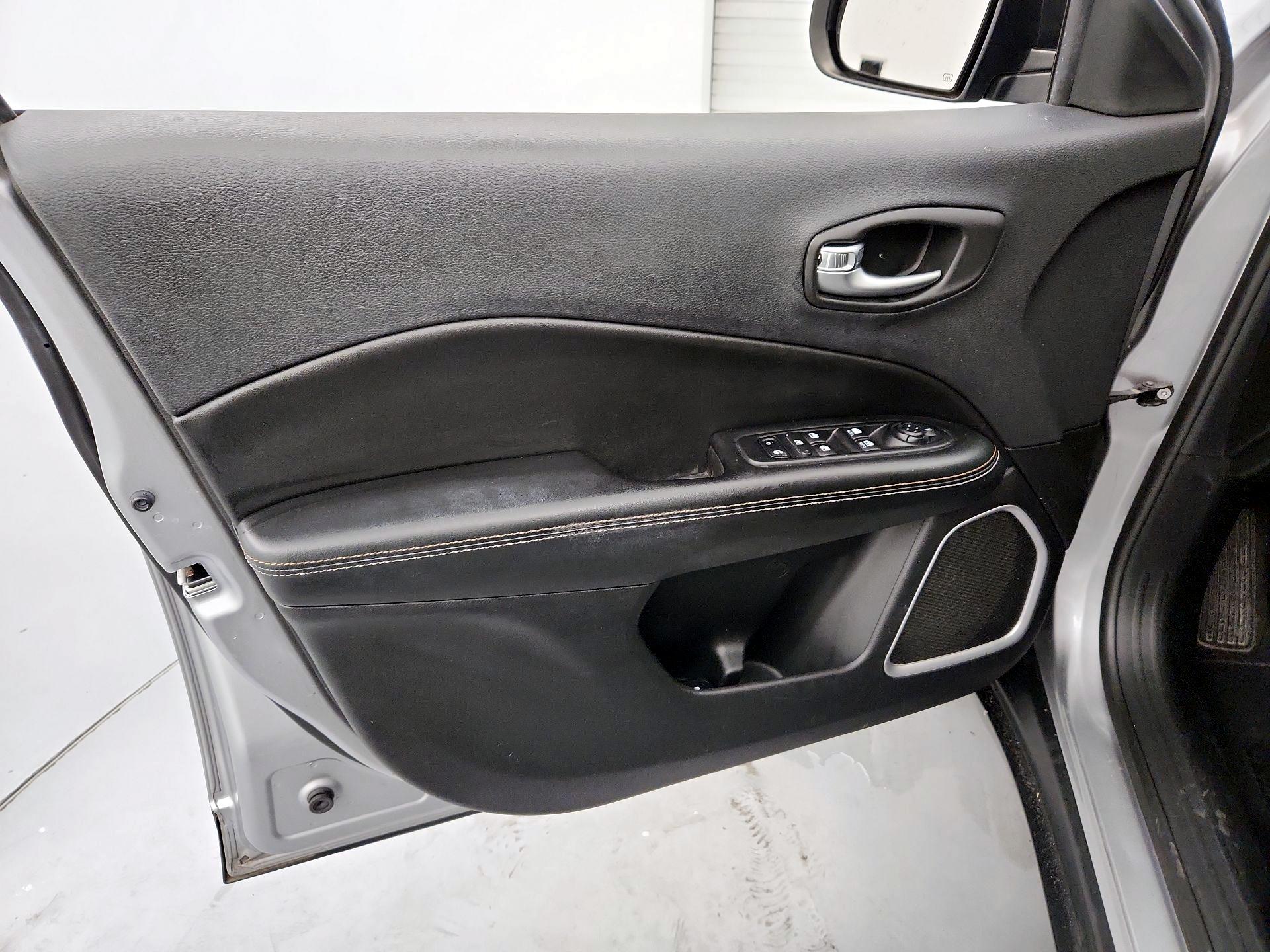 Thumbnail: 2017 Jeep Compass - 12