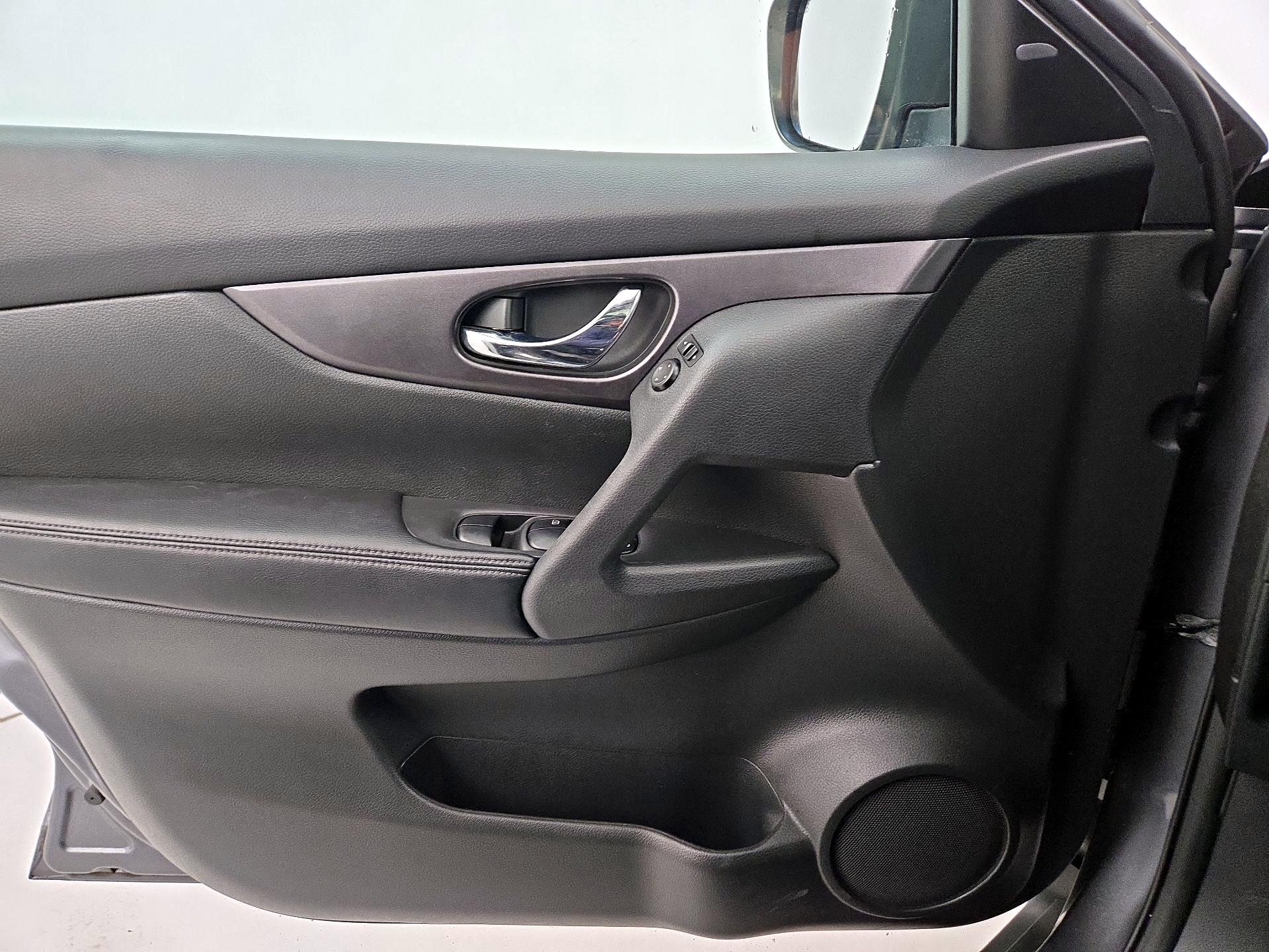 Thumbnail: 2016 Nissan Rogue - 12