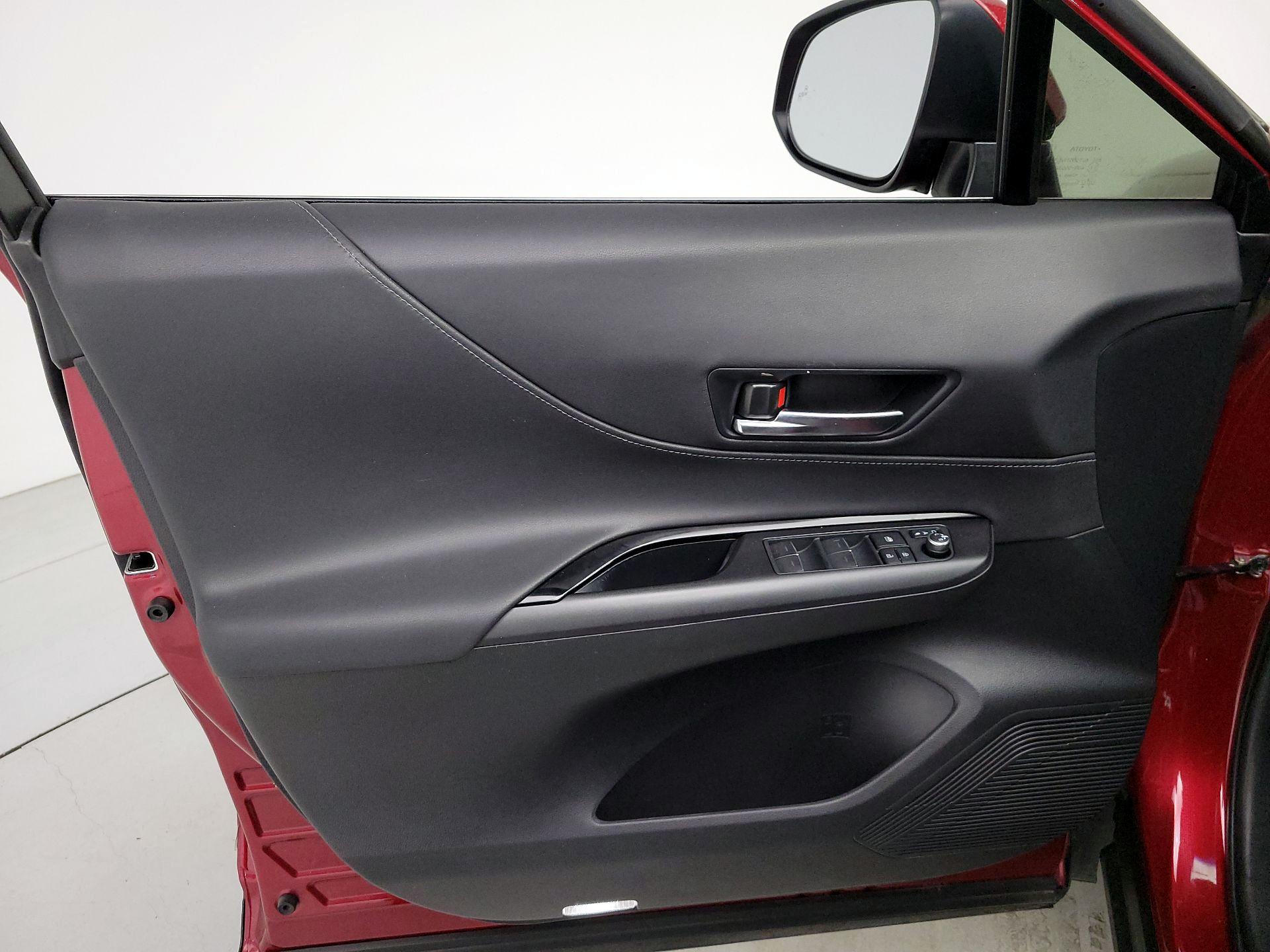 Thumbnail: 2021 Toyota Venza - 12