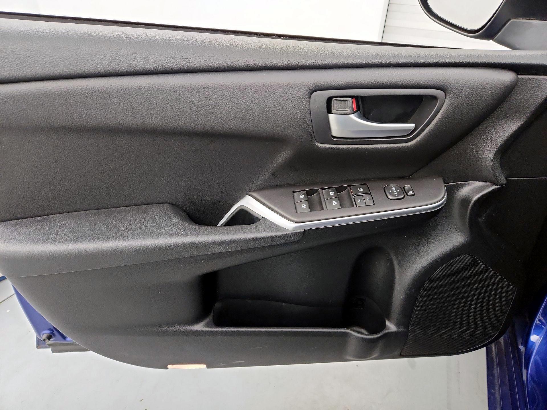 Thumbnail: 2016 Toyota Camry - 12