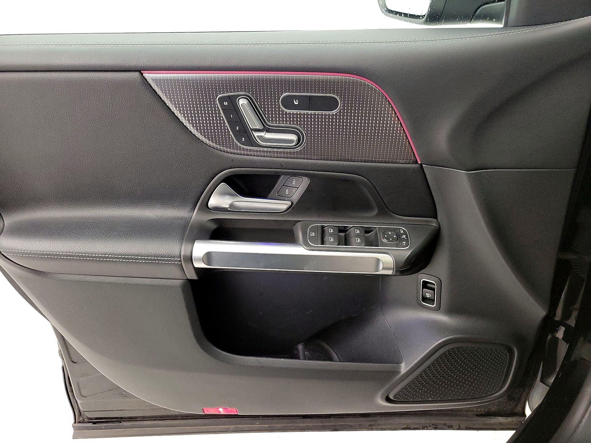 Thumbnail: 2023 Mercedes-Benz GLB - 12