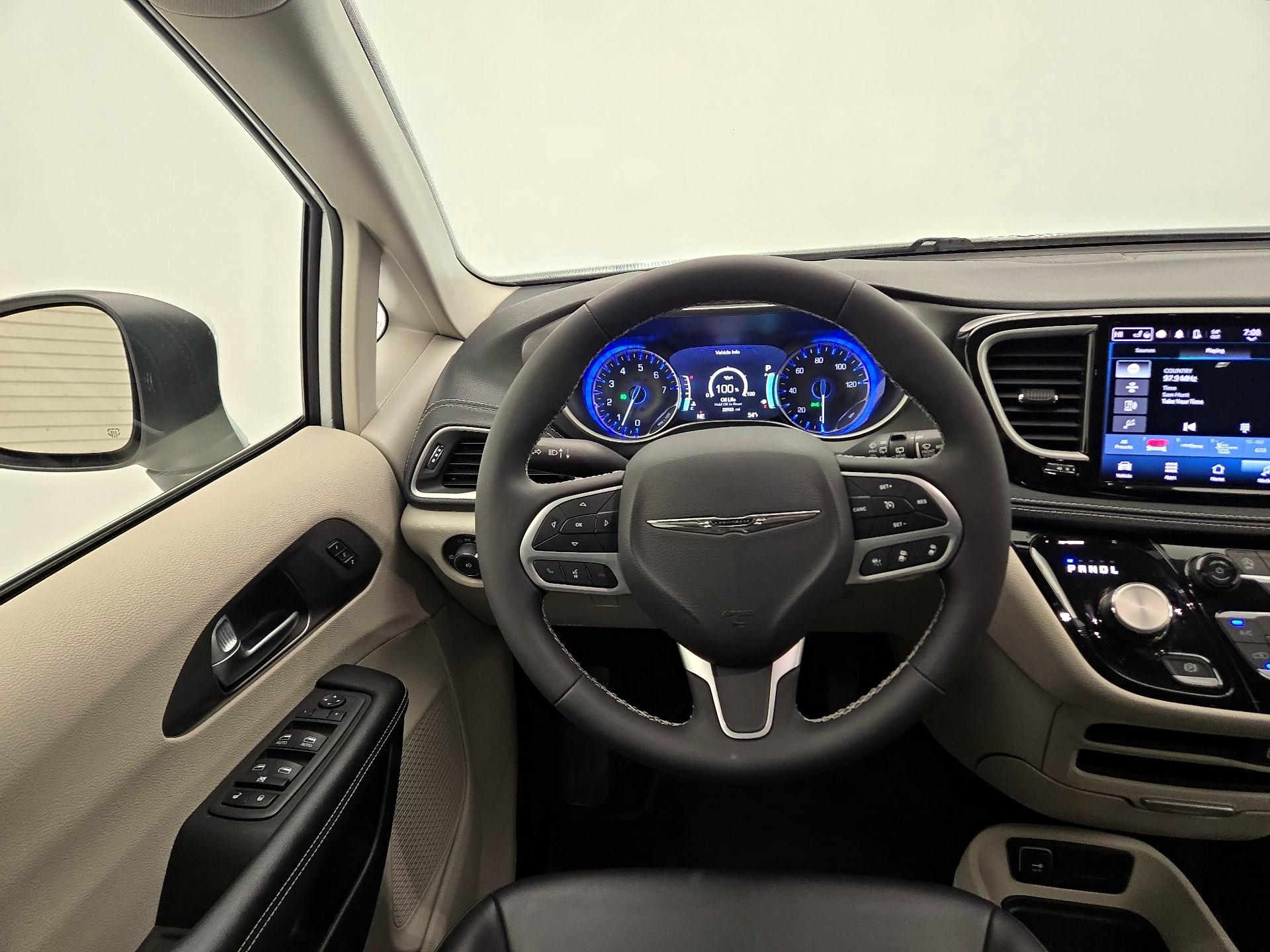 Thumbnail: 2023 Chrysler Pacifica - 10