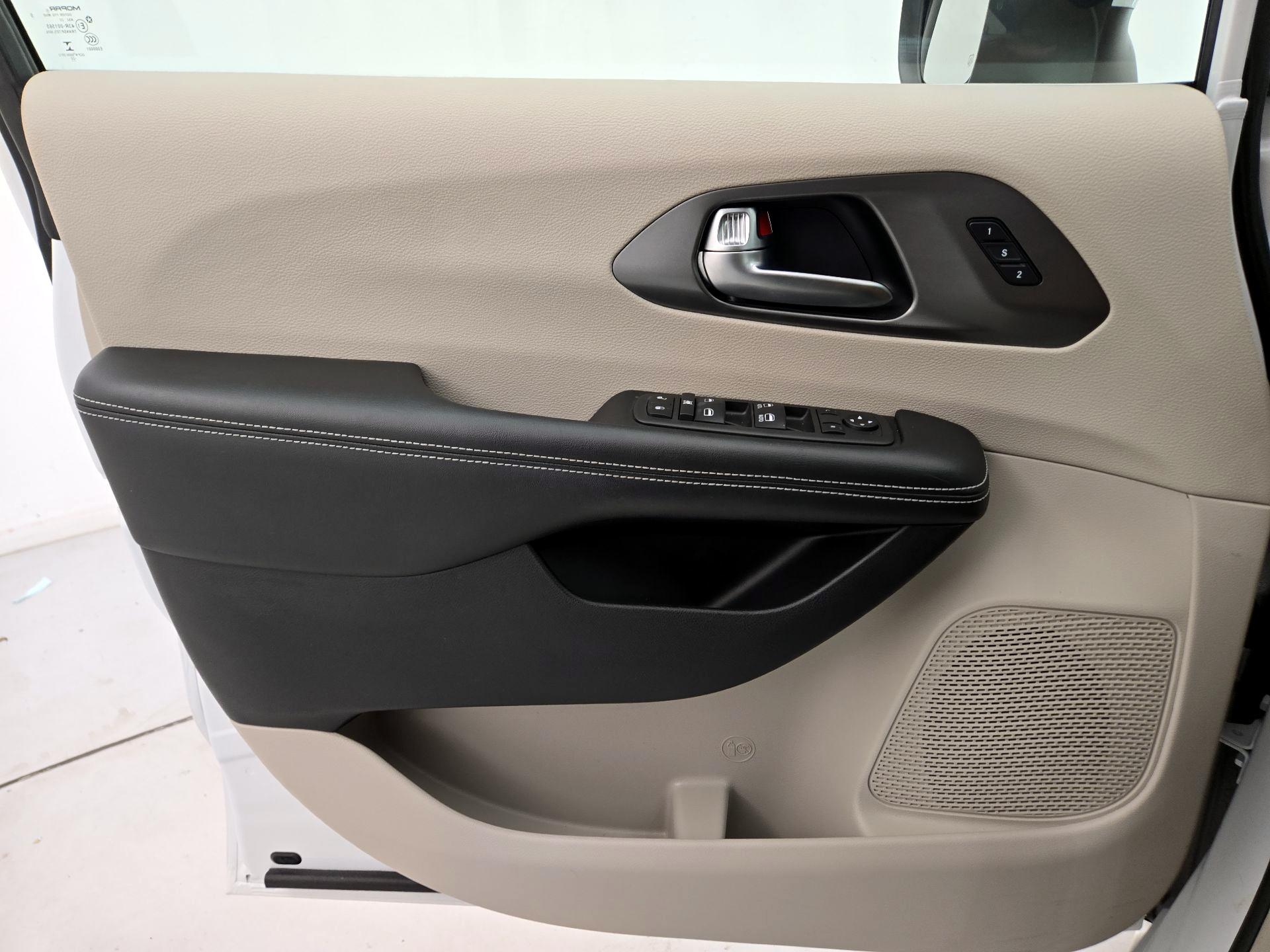 Thumbnail: 2023 Chrysler Pacifica - 12