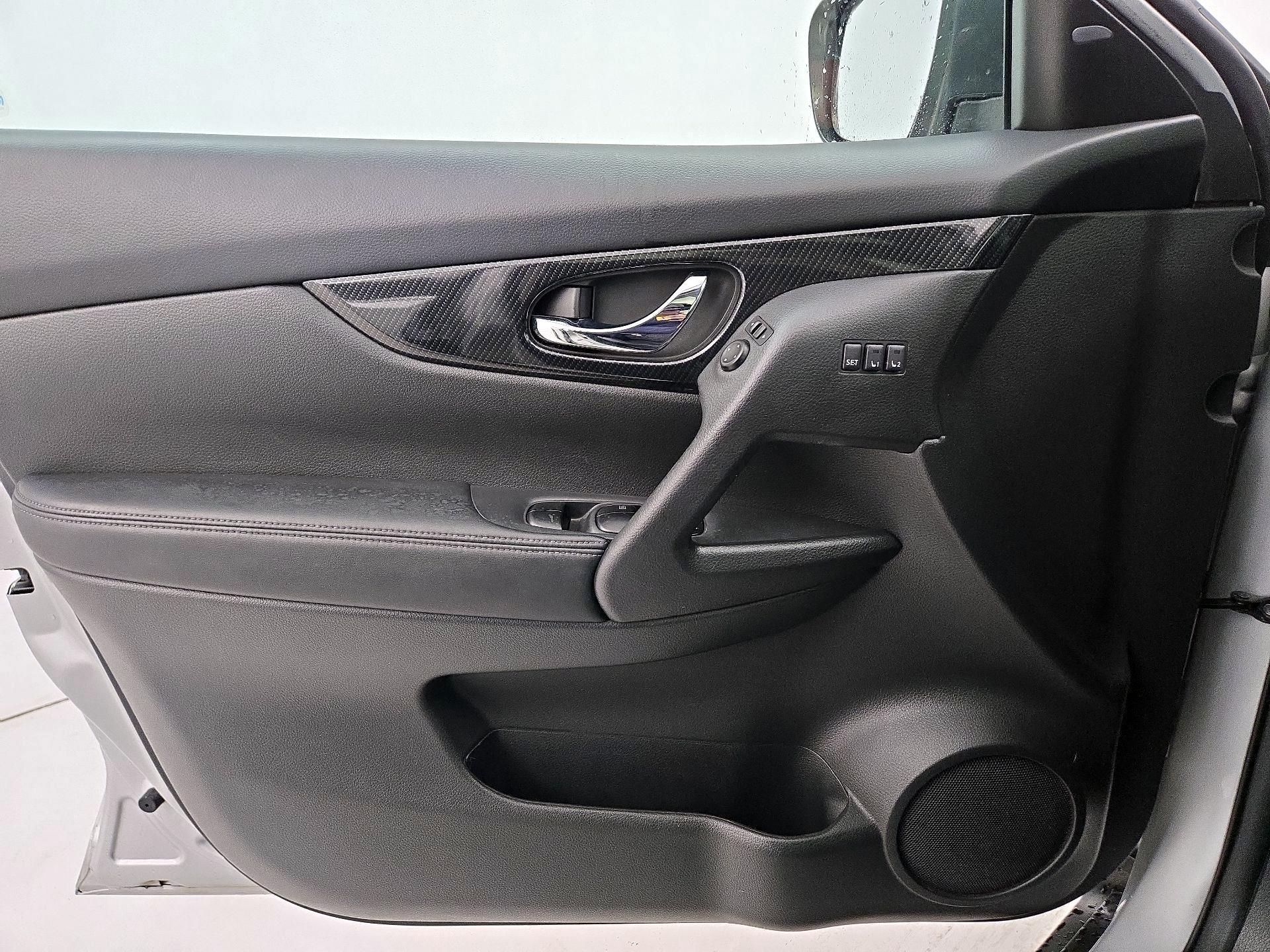 Thumbnail: 2017 Nissan Rogue - 12