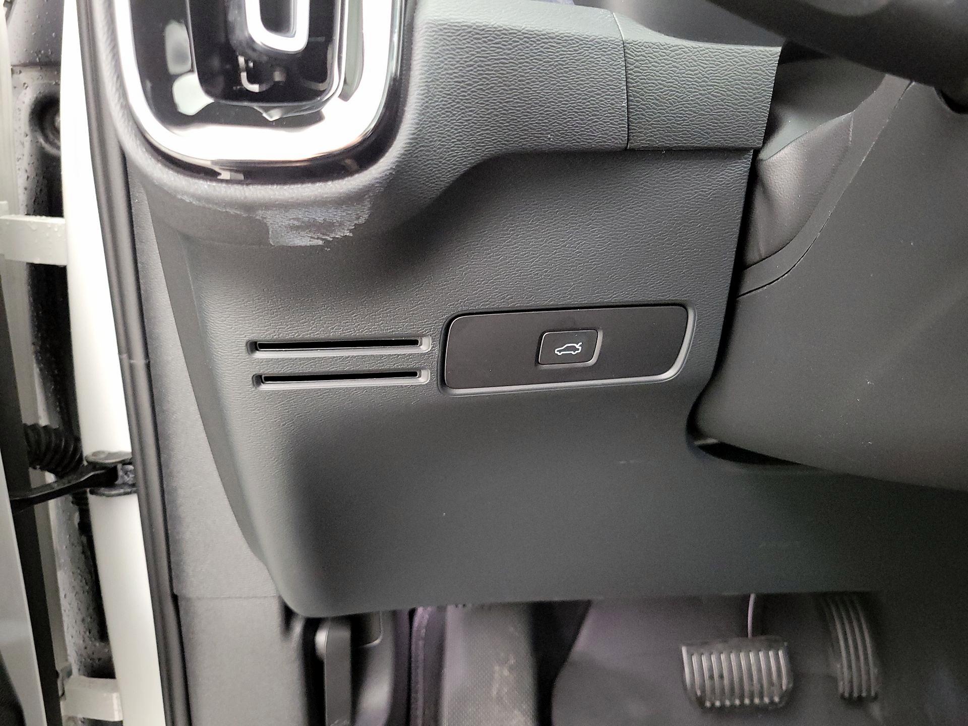 Thumbnail: 2023 Volvo C40 - 13