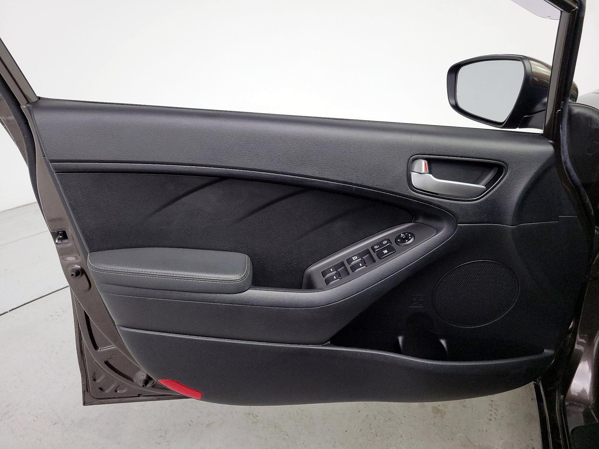 Thumbnail: 2017 Kia Forte - 12