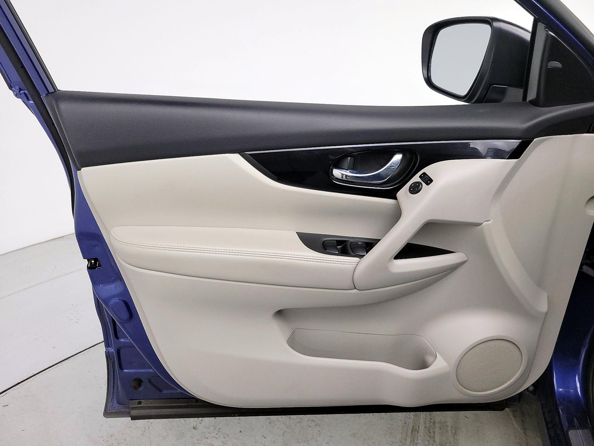 Thumbnail: 2018 Nissan Rogue Sport - 12