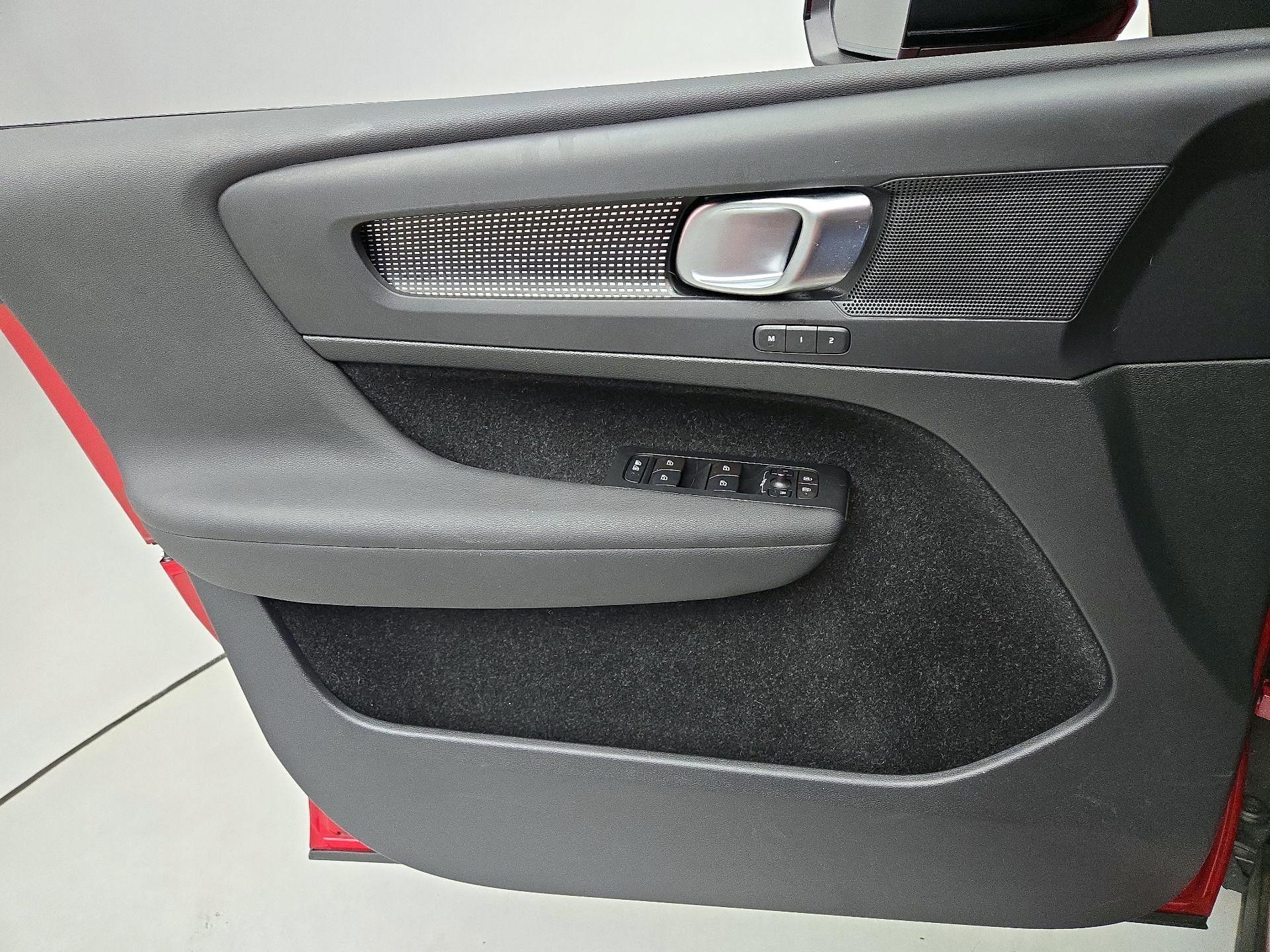 Thumbnail: 2021 Volvo XC40 - 12