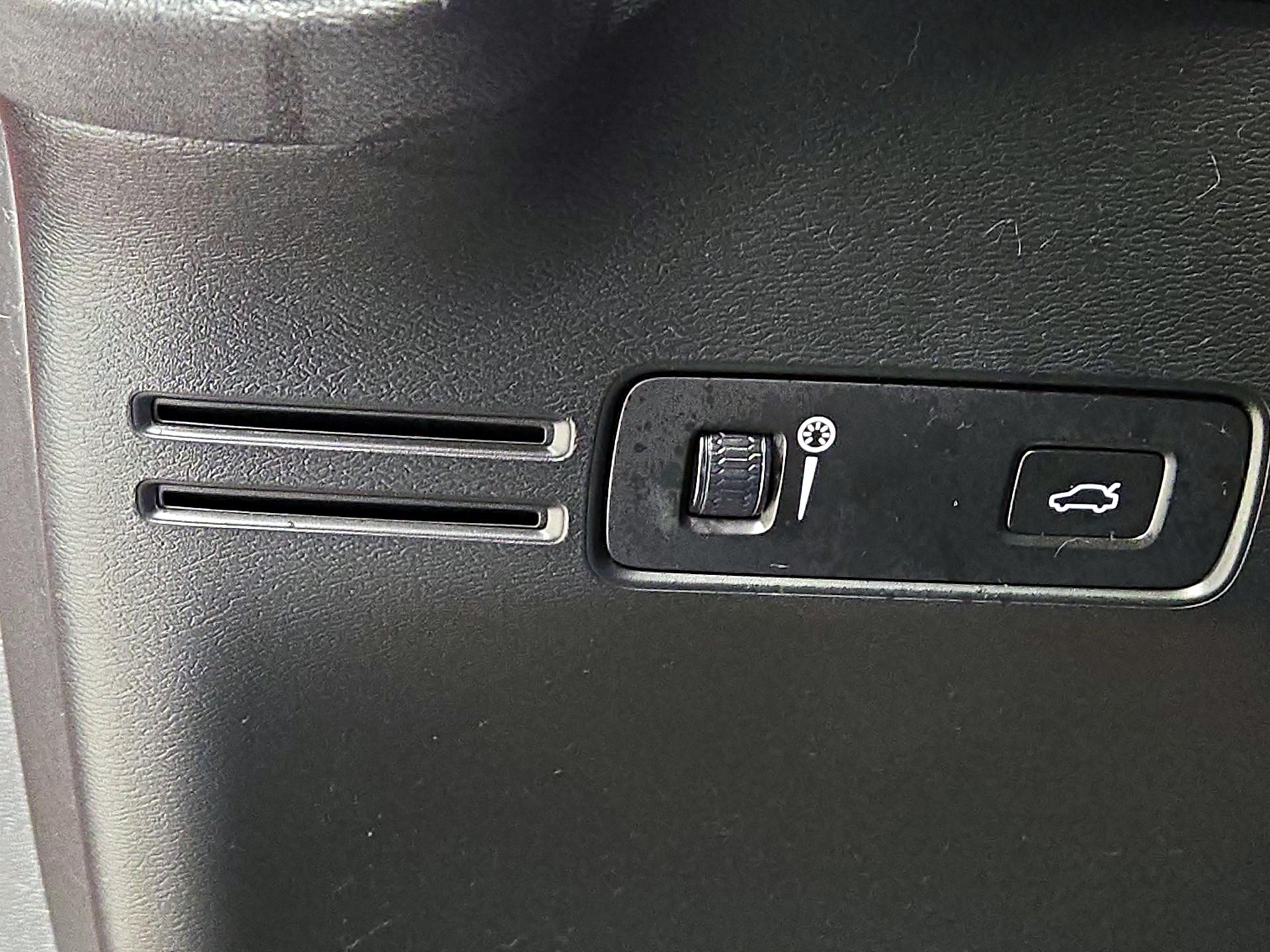 Thumbnail: 2021 Volvo XC40 - 13