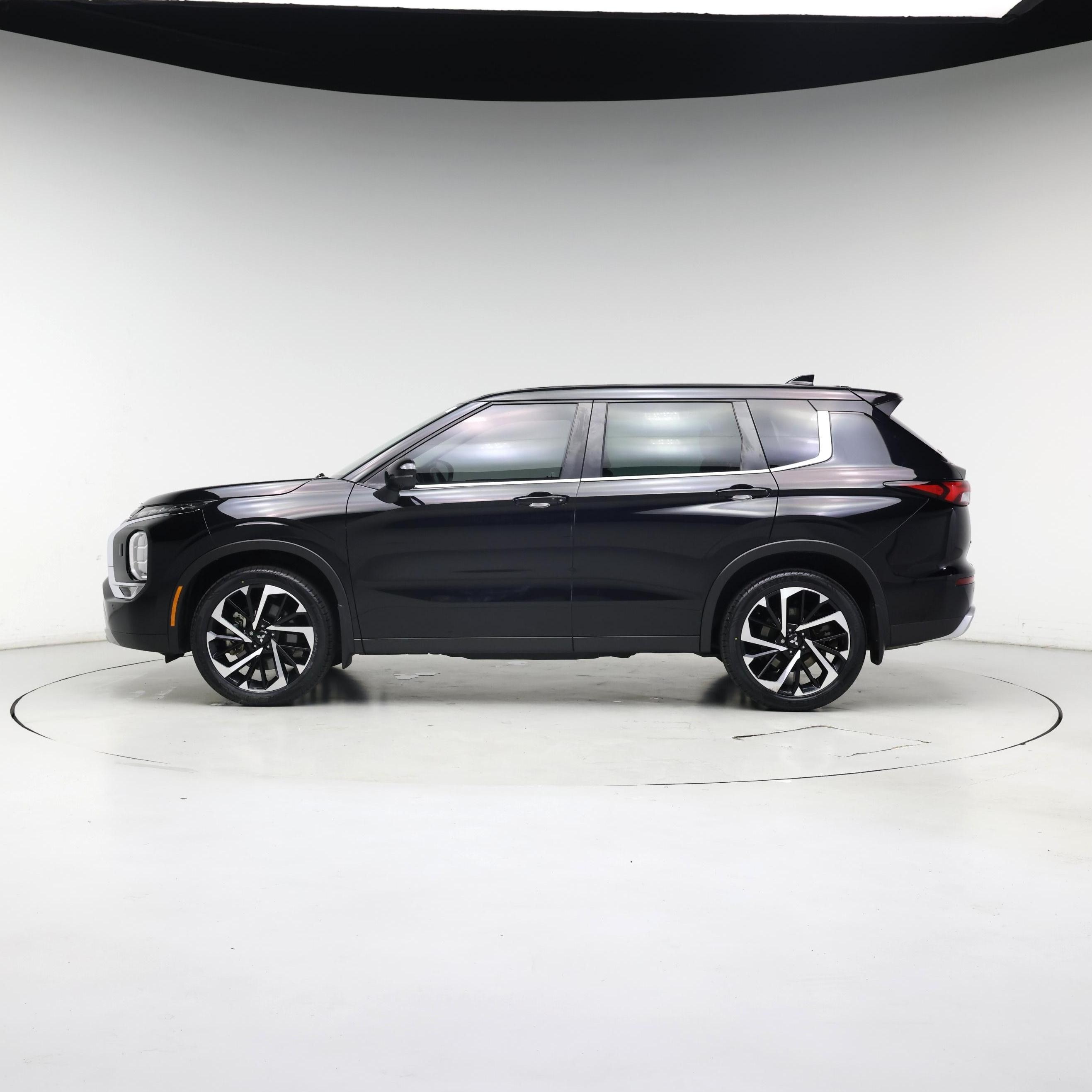 Thumbnail: 2023 Mitsubishi Outlander - 3