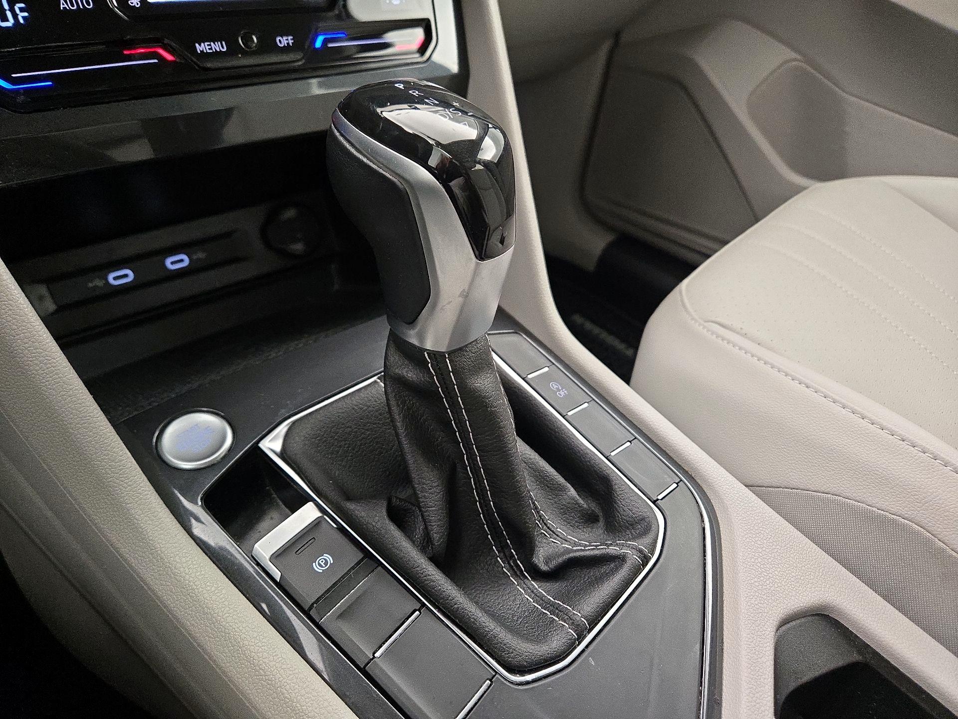 Thumbnail: 2022 Volkswagen Tiguan - 17