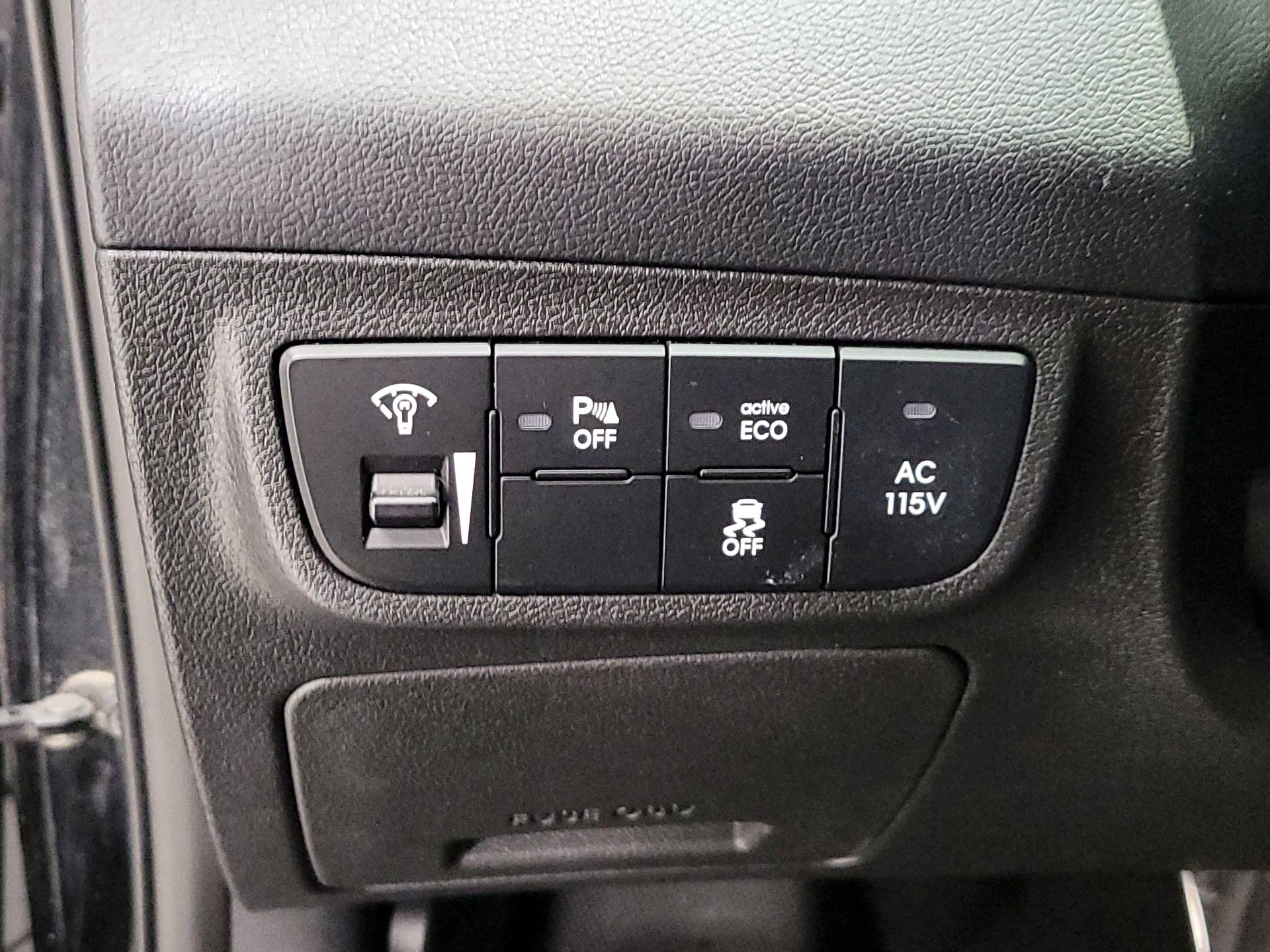 Thumbnail: 2015 Hyundai Veloster - 13