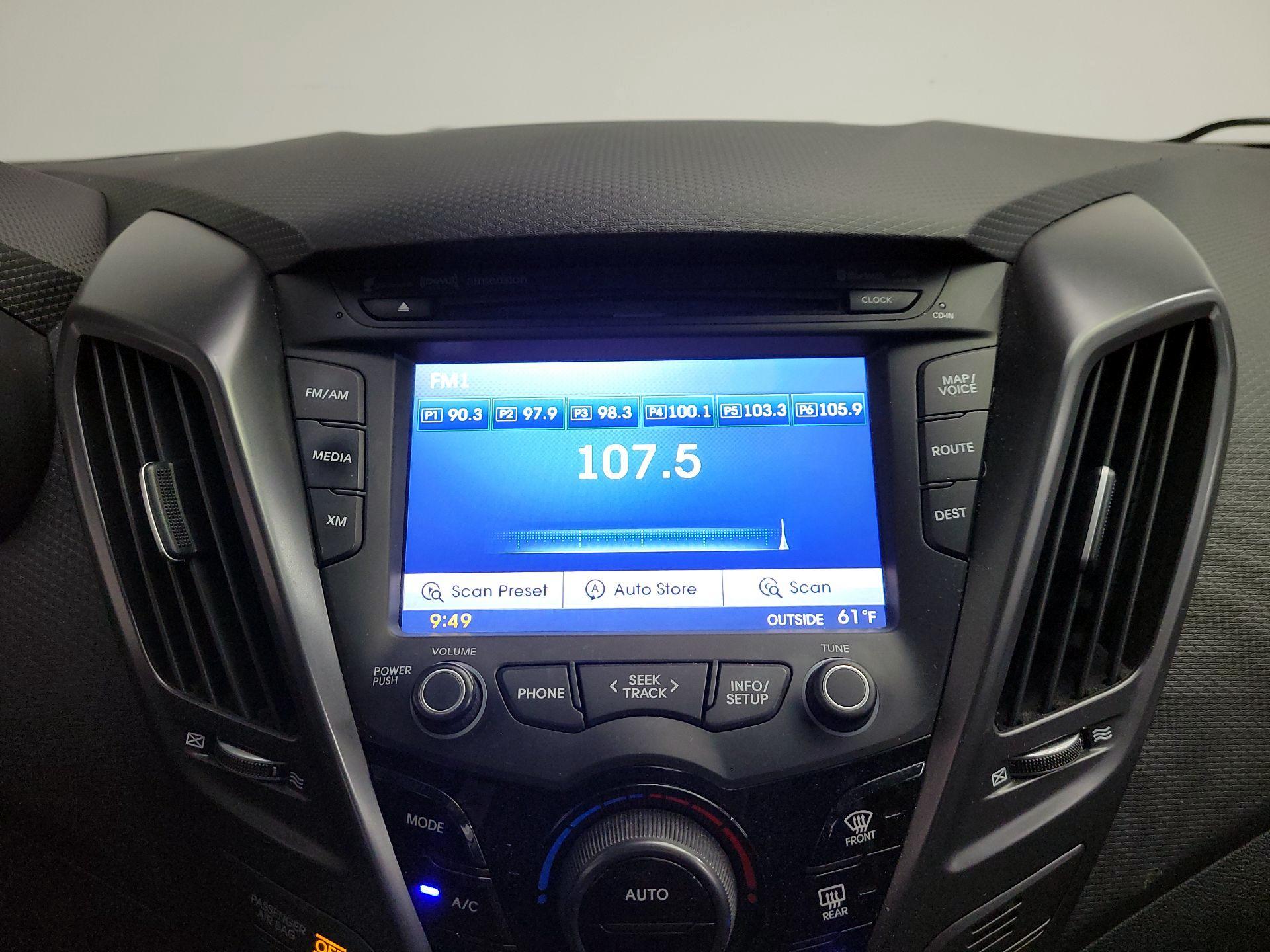 Thumbnail: 2015 Hyundai Veloster - 16