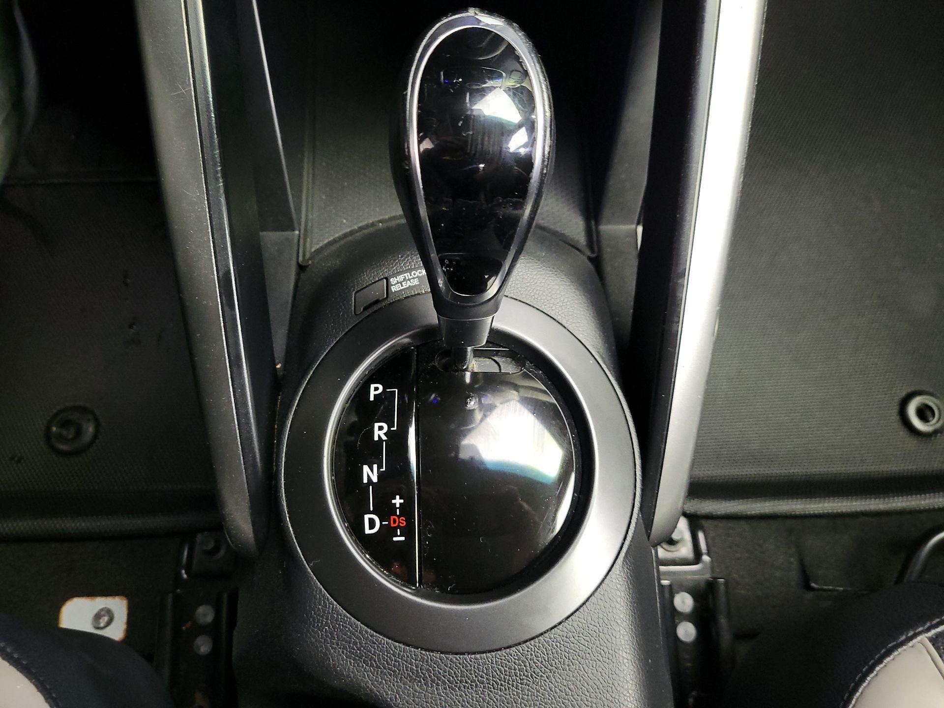 Thumbnail: 2015 Hyundai Veloster - 18