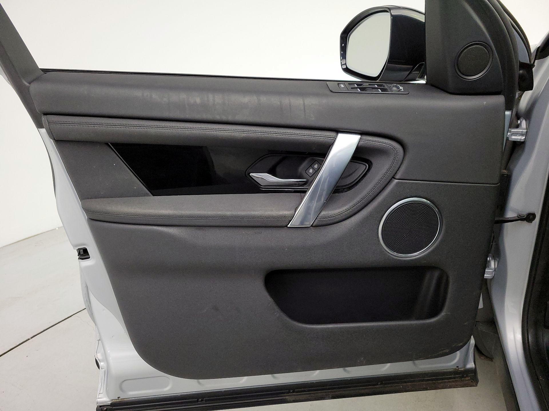 Thumbnail: 2022 Land Rover Discovery Sport - 12