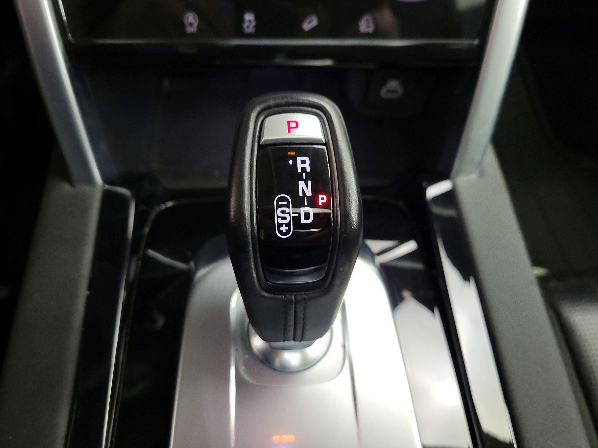 Thumbnail: 2022 Land Rover Discovery Sport - 18